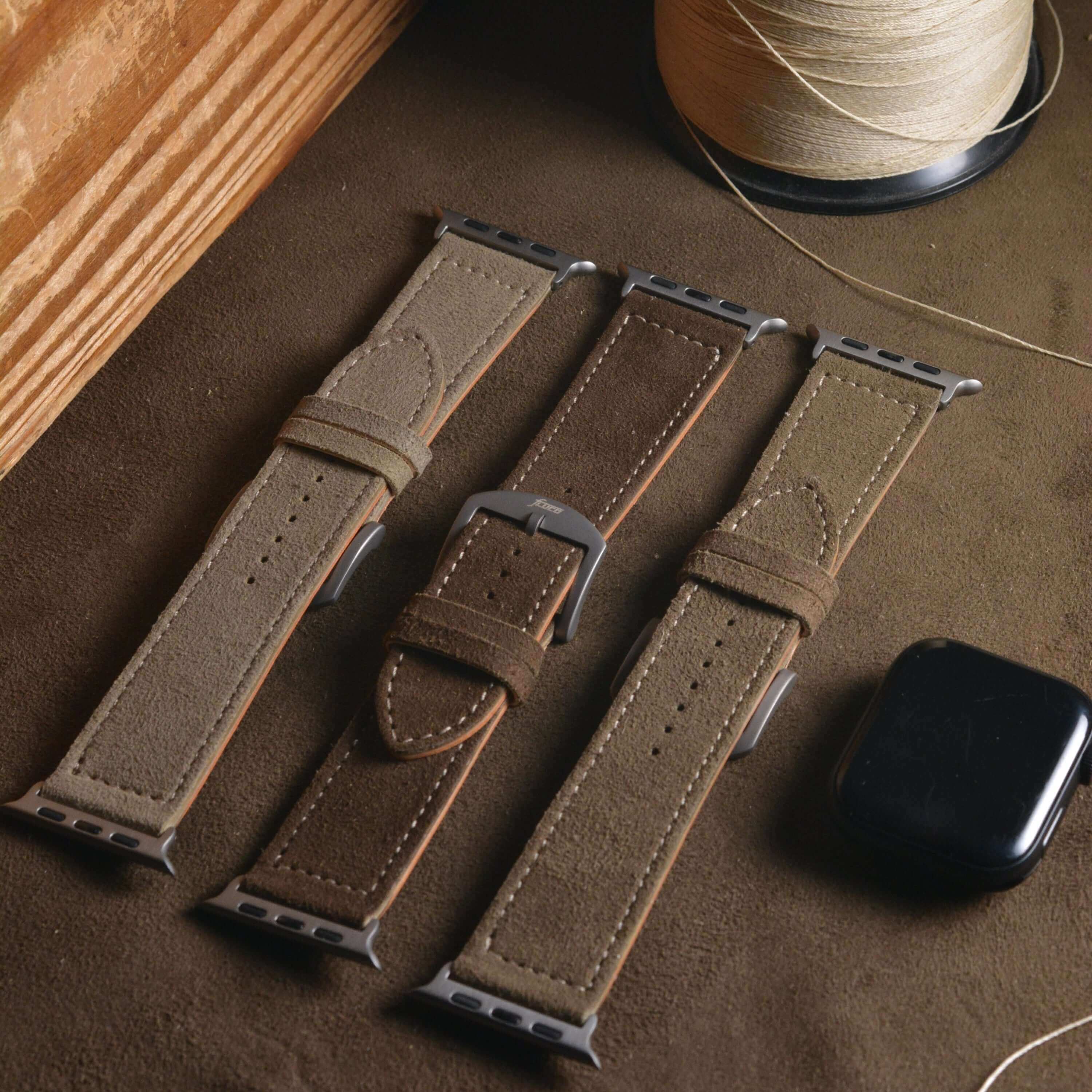 Olivebraun Apple Watch Ultra Lederhosen Armband – aus altsämisch gegerbtem Hirschleder, inspiriert von traditionellem Oktoberfest-Stil.