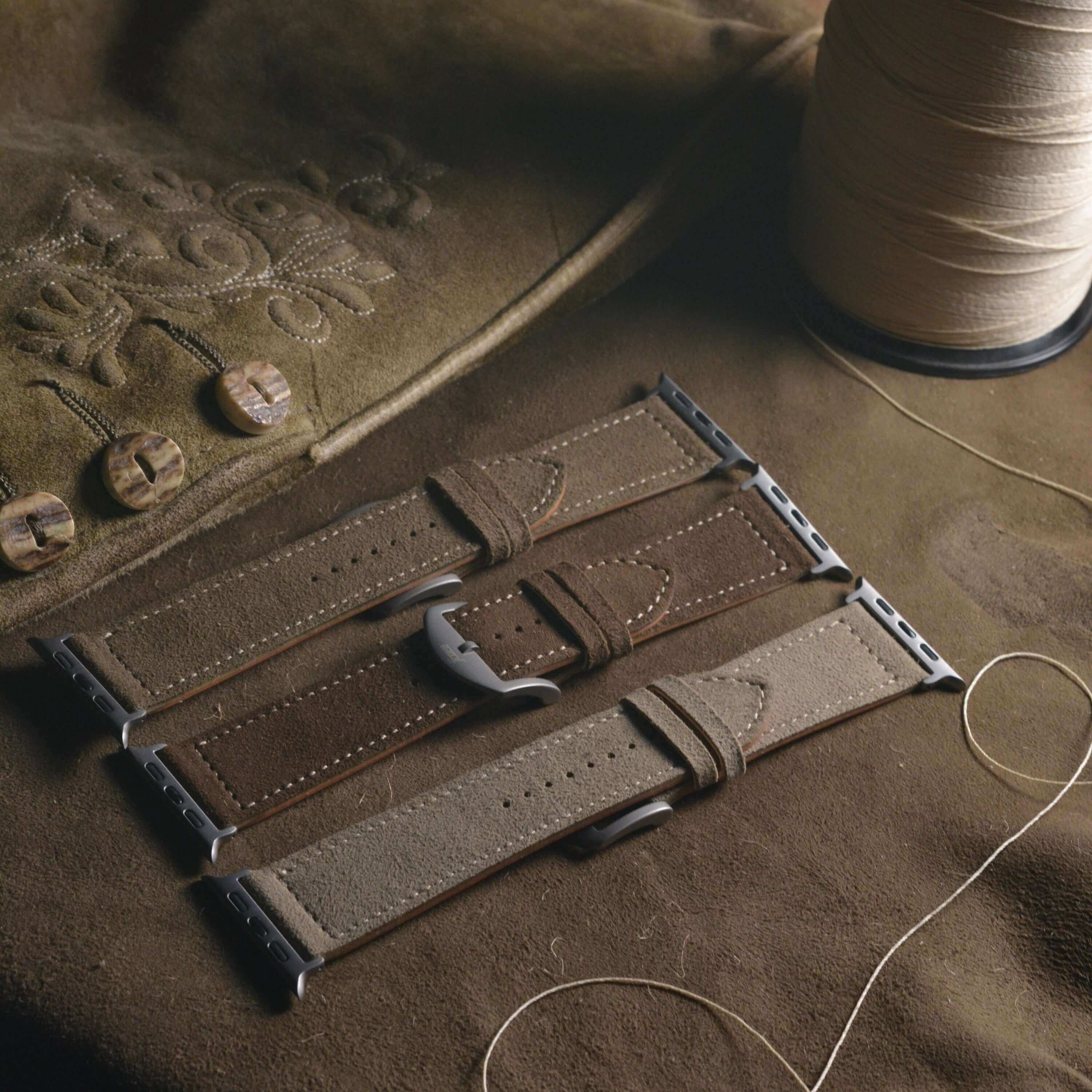 Olivebraun Apple Watch Ultra Lederhosen Armband – aus altsämisch gegerbtem Hirschleder, ideal für Oktoberfest-Traditionen.