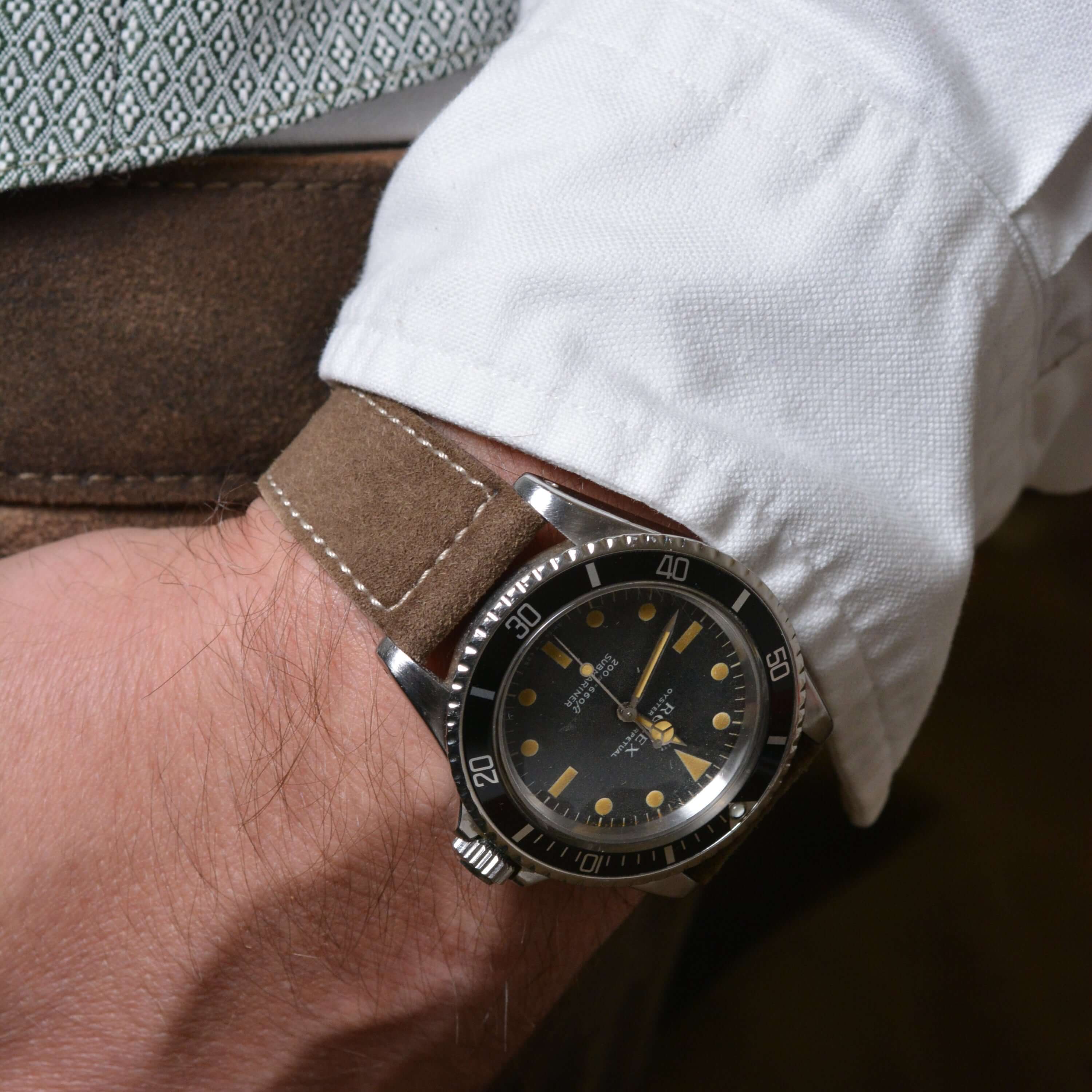 20mm Uhrenarmband aus echtem Lederhosenleder – altsämisch gegerbtes Hirschleder, getragen am Handgelenk im eleganten Stil.