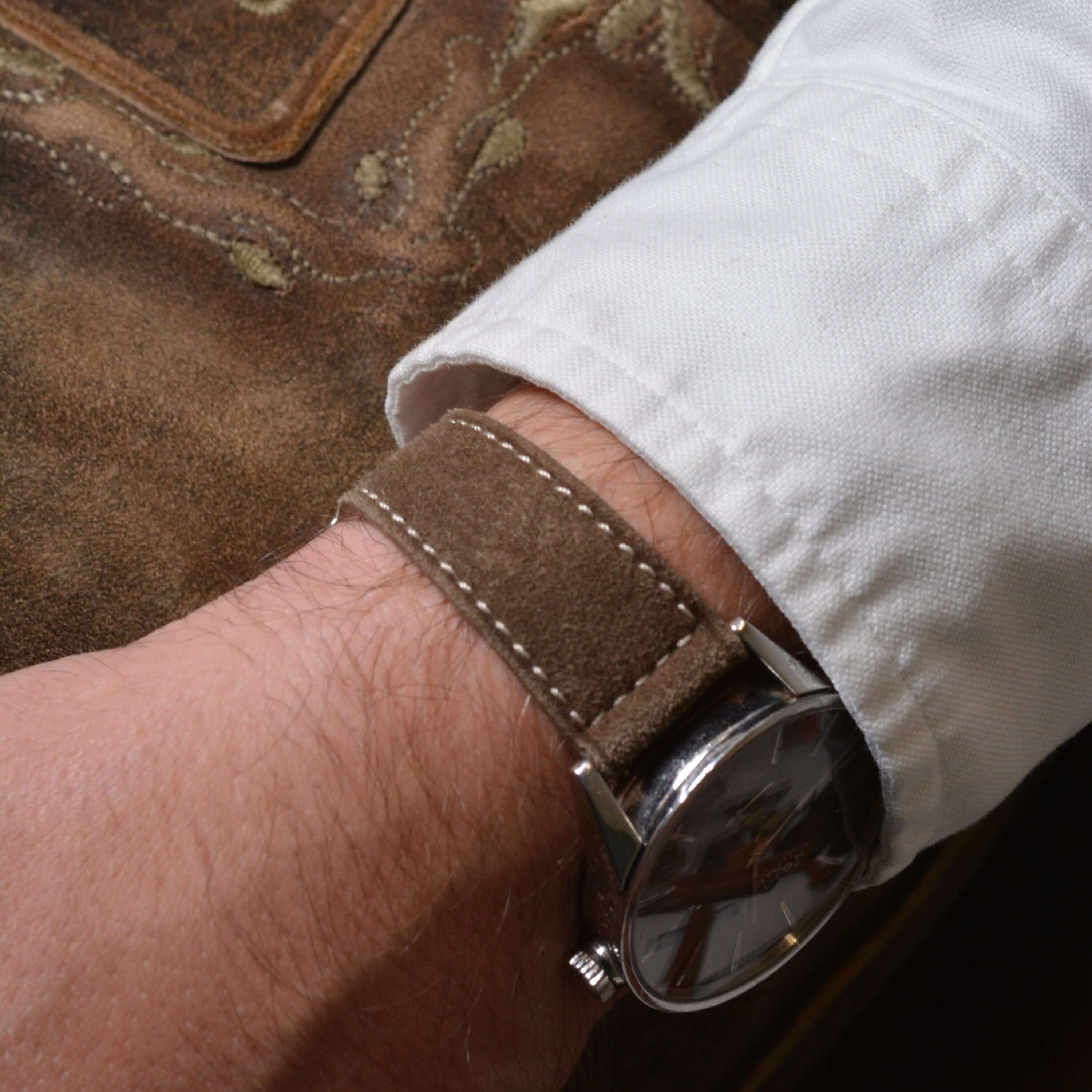 20mm Uhrenarmband aus echtem Lederhosenleder – altsämisch gegerbtes Hirschleder am Handgelenk mit weißem Hemd und Uhr