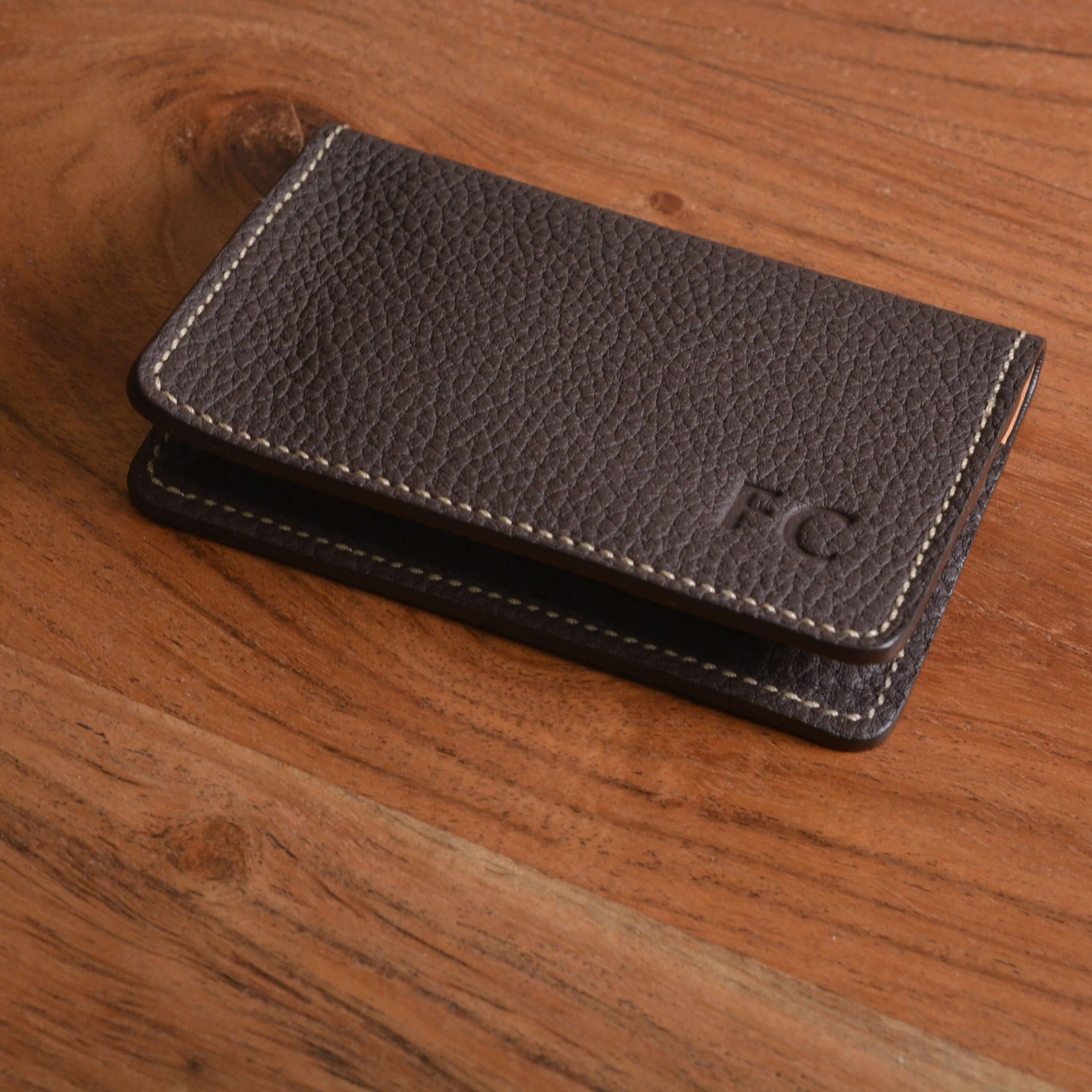 Luxuriöses Kreditkarten Etui Leder Deauville aus Togo-Leder, handgefertigt, auf Holztisch liegend, edles Design, für sichere Kartenaufbewahrung.