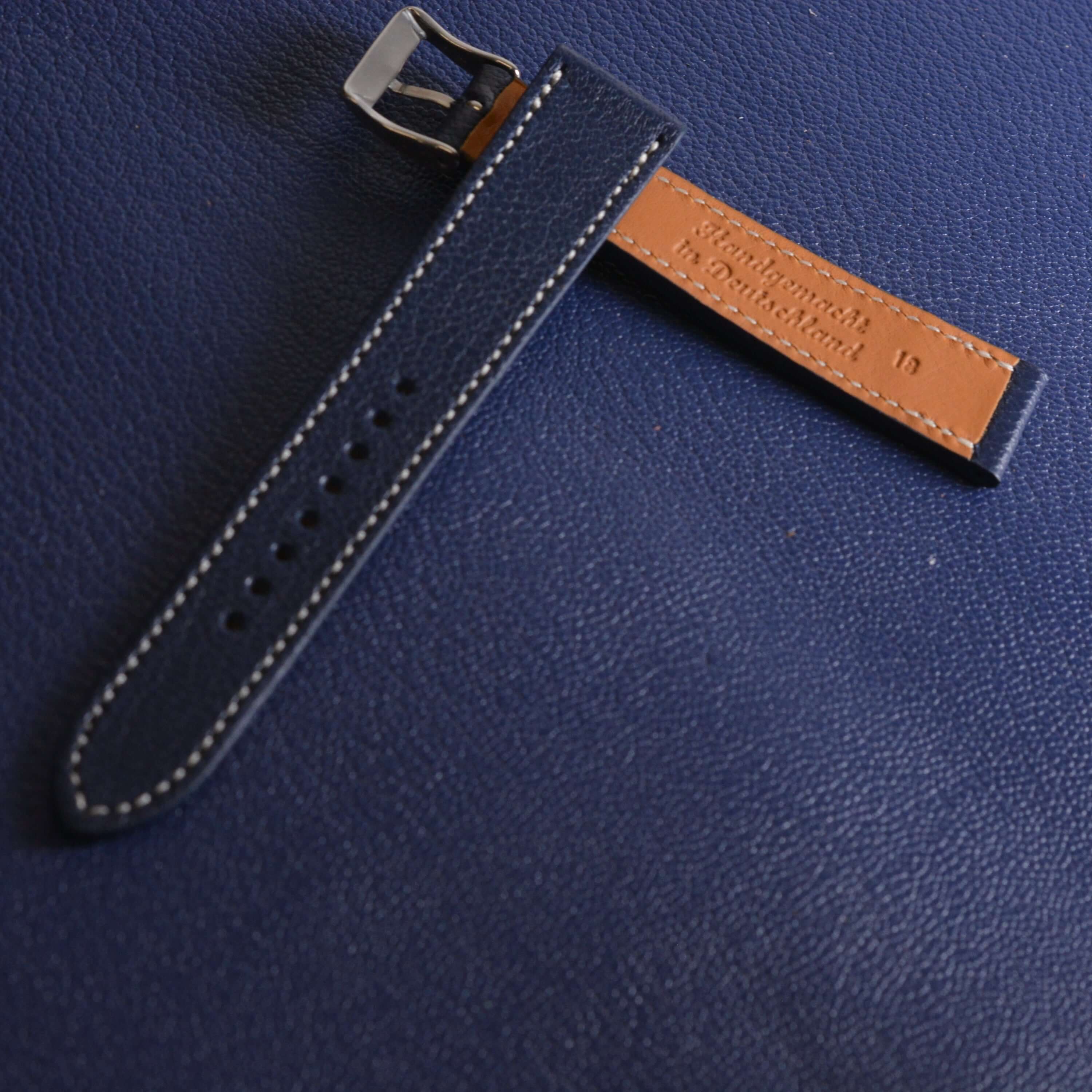 Biarritz Uhrenarmband Leder hochwertig in elegantem Olivton auf dunkelblauem Hintergrund, aus Ziegenleder von Gerberei Alran, Frankreich.
