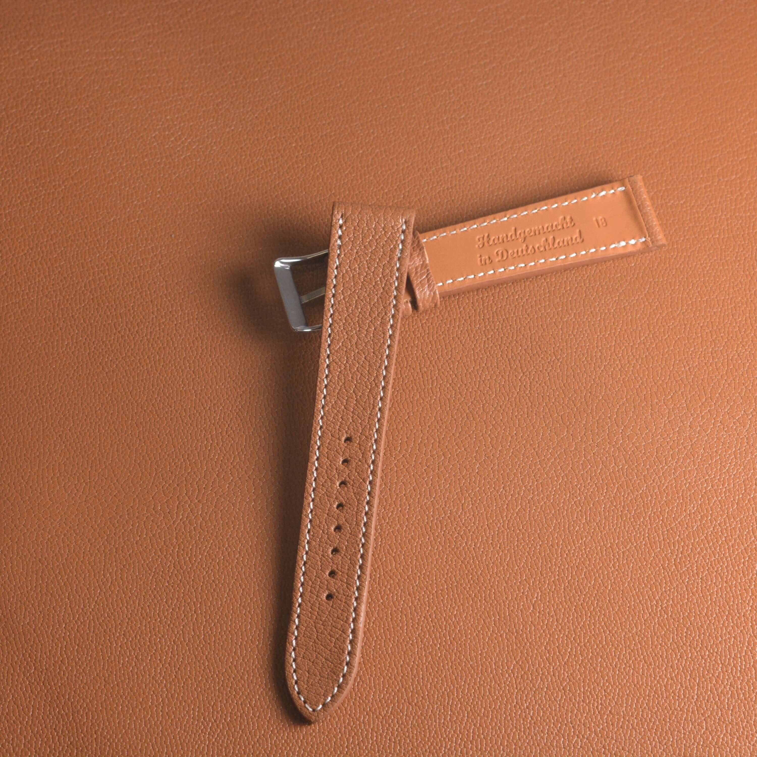 Biarritz Uhrenarmband Leder hochwertig aus Ziegenleder in elegantem Olivton auf braunem Hintergrund, gefertigt von Gerberei Alran.