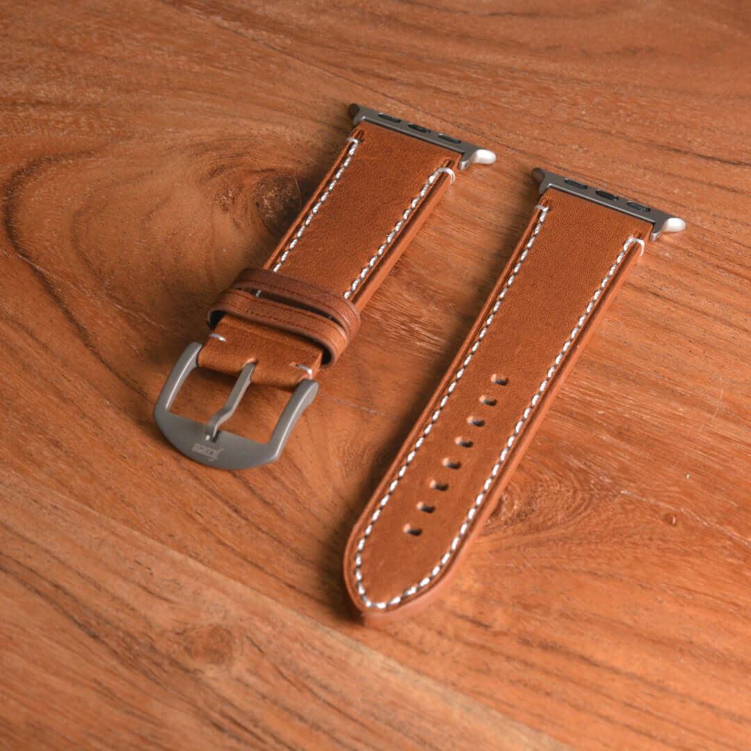 Apple Watch Ultra Lederarmband – Hellbraun, extra breit 24 mm auf Holztisch