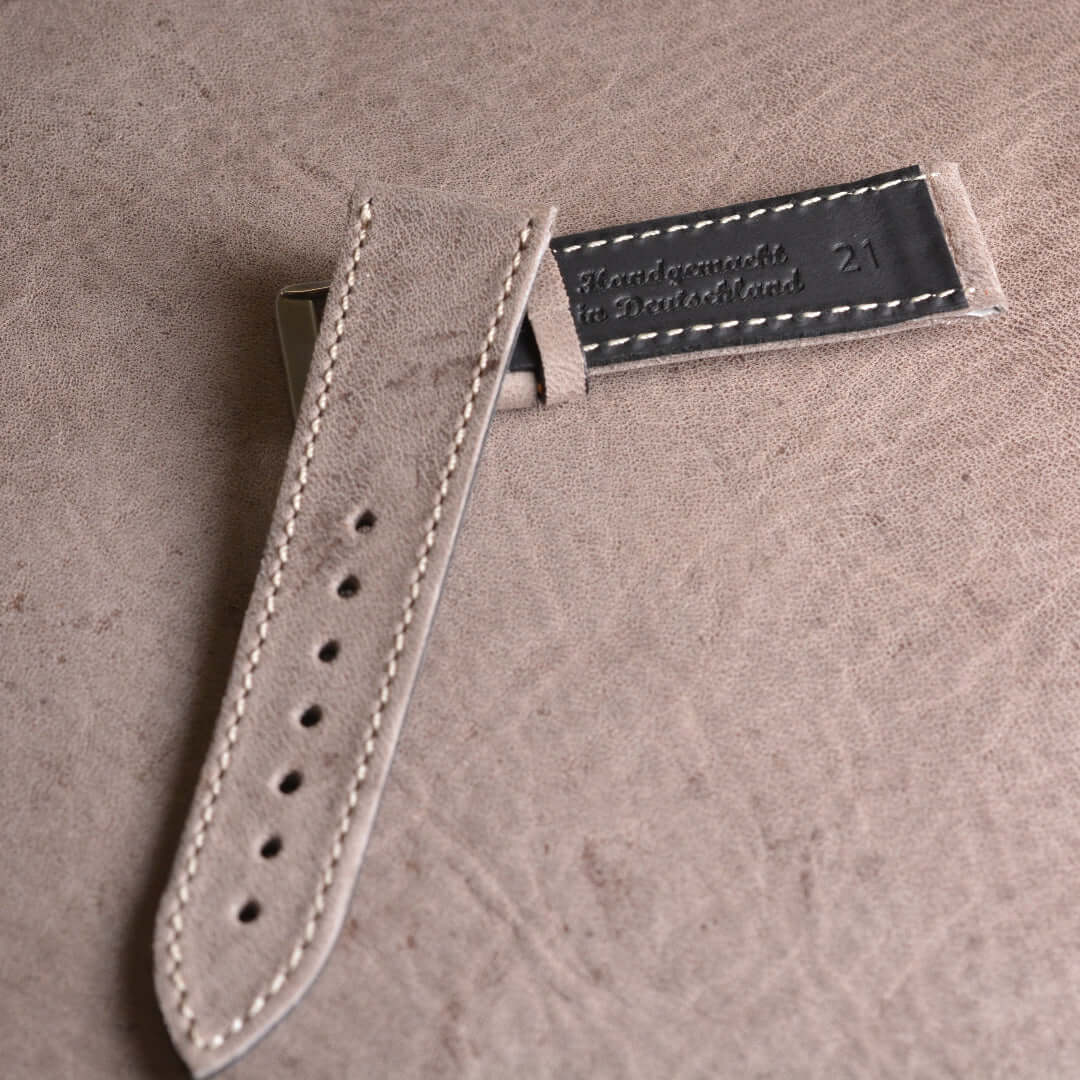 Vintage Uhrenarmband 21/18 mm – kurze Länge, graues Olivenblatt-Leder, handgefertigt im Bayerischen Wald, auf braunem Hintergrund