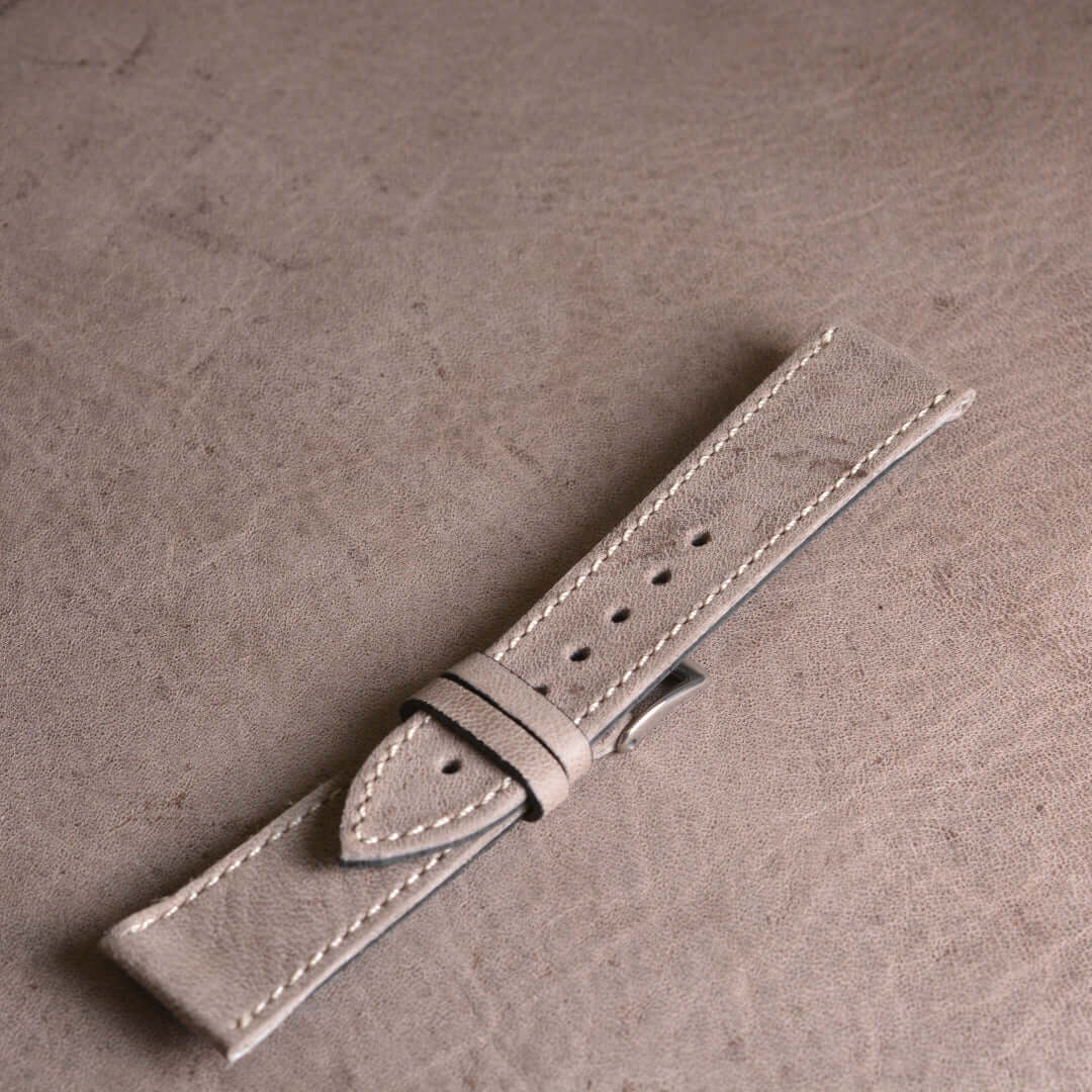 Vintage Uhrenarmband 21/18 mm – kurze Länge, graues Olivenblatt-Leder, handgefertigt auf beigem Untergrund.