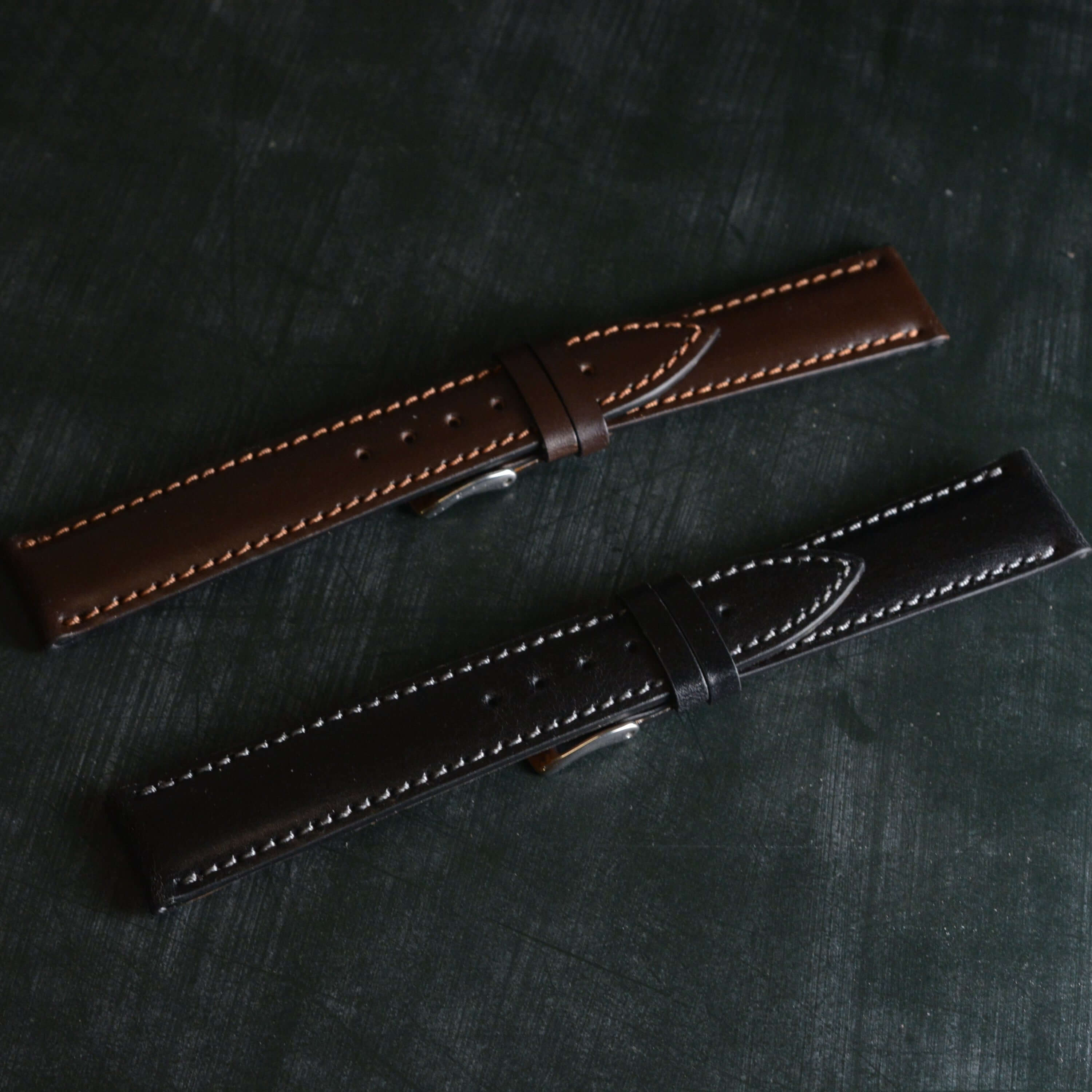 Yorkshire Uhrenarmband – Bridle-Leder & Zermatt-Kalbleder von Haas, hochwertiges Lederarmband in Braun und Schwarz auf dunklem Hintergrund.