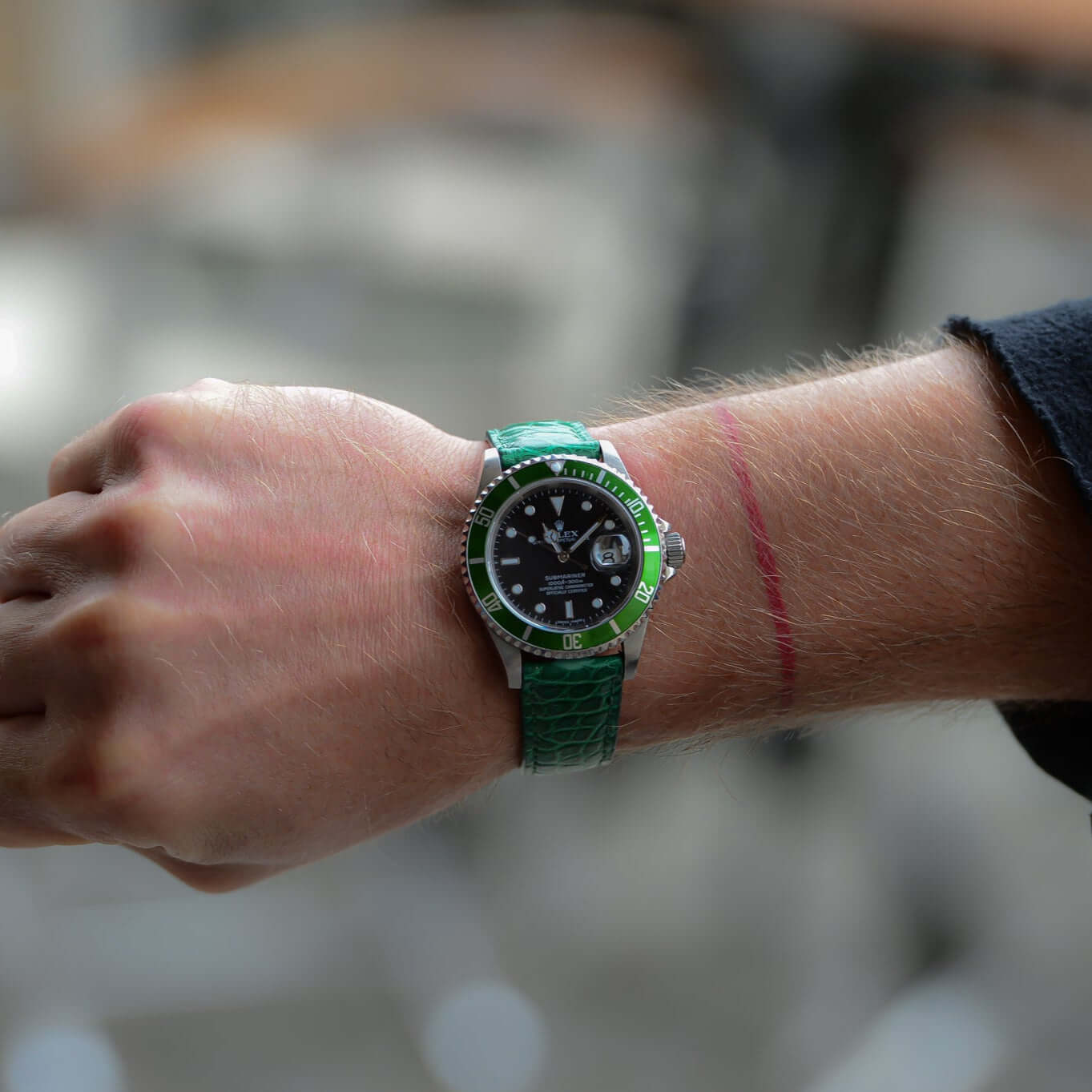 Luxusuhren mit Glänzendes Kroko Armband, stilvoll und nachhaltig am Handgelenk getragen.