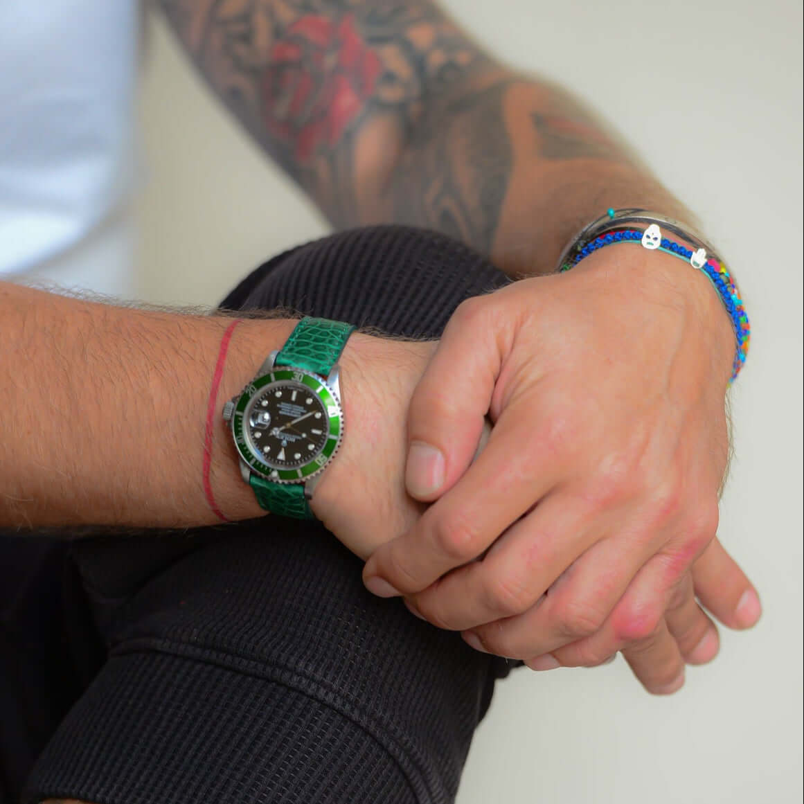 Luxus Herrenuhr mit Glänzendes Kroko Armband in Grün an einem Handgelenk, symbolisiert Stil und Nachhaltigkeit.