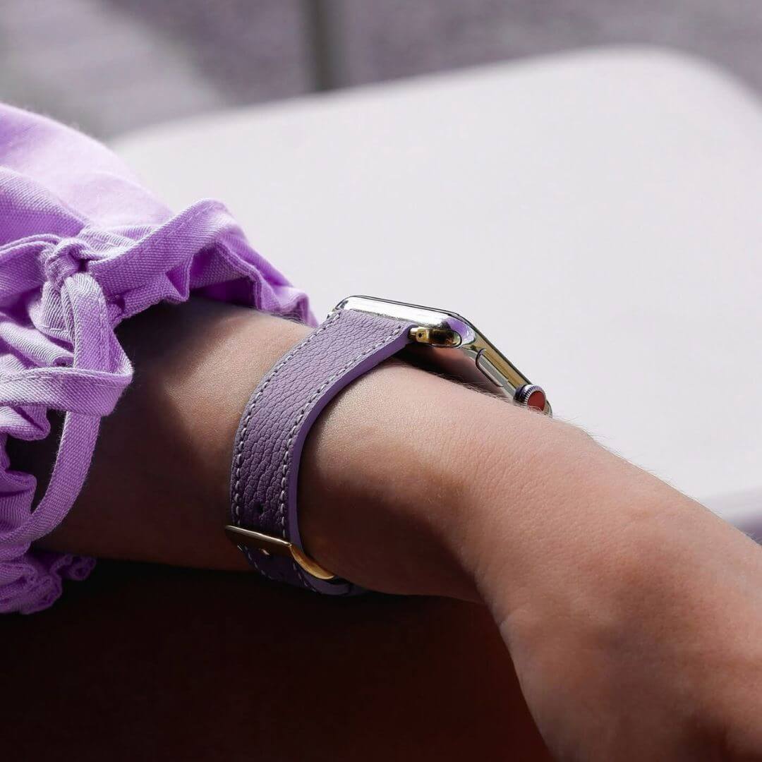 Flieder kurzes Apple Watch Armband- Biarritz aus feinem Alran-Leder, eleganter Fliederton, getragen am Handgelenk.