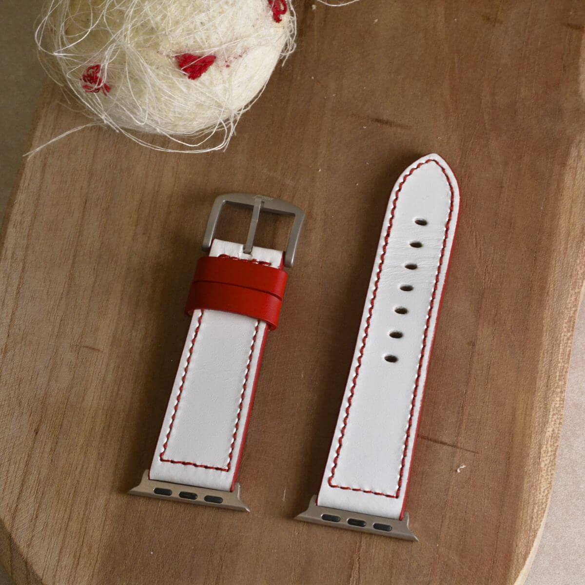 Das Sandlot – Weißes Baseball-Leder Apple Watch Band aus deutschem Kalbleder, inspiriert von der Textur eines Baseballs.