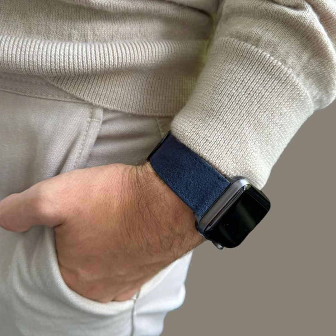 Alcantara – Apple Watch Armband in Blau getragen von einer Person in Freizeitkleidung