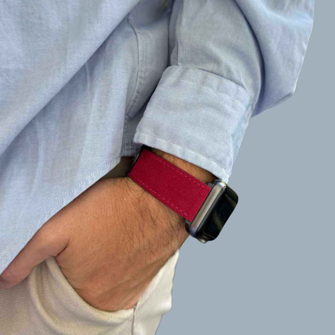 Alcantara – Apple Watch Armband in Rot am Handgelenk, modernes Design mit leuchtendem Rotton, passend als stilvolles Accessoire.