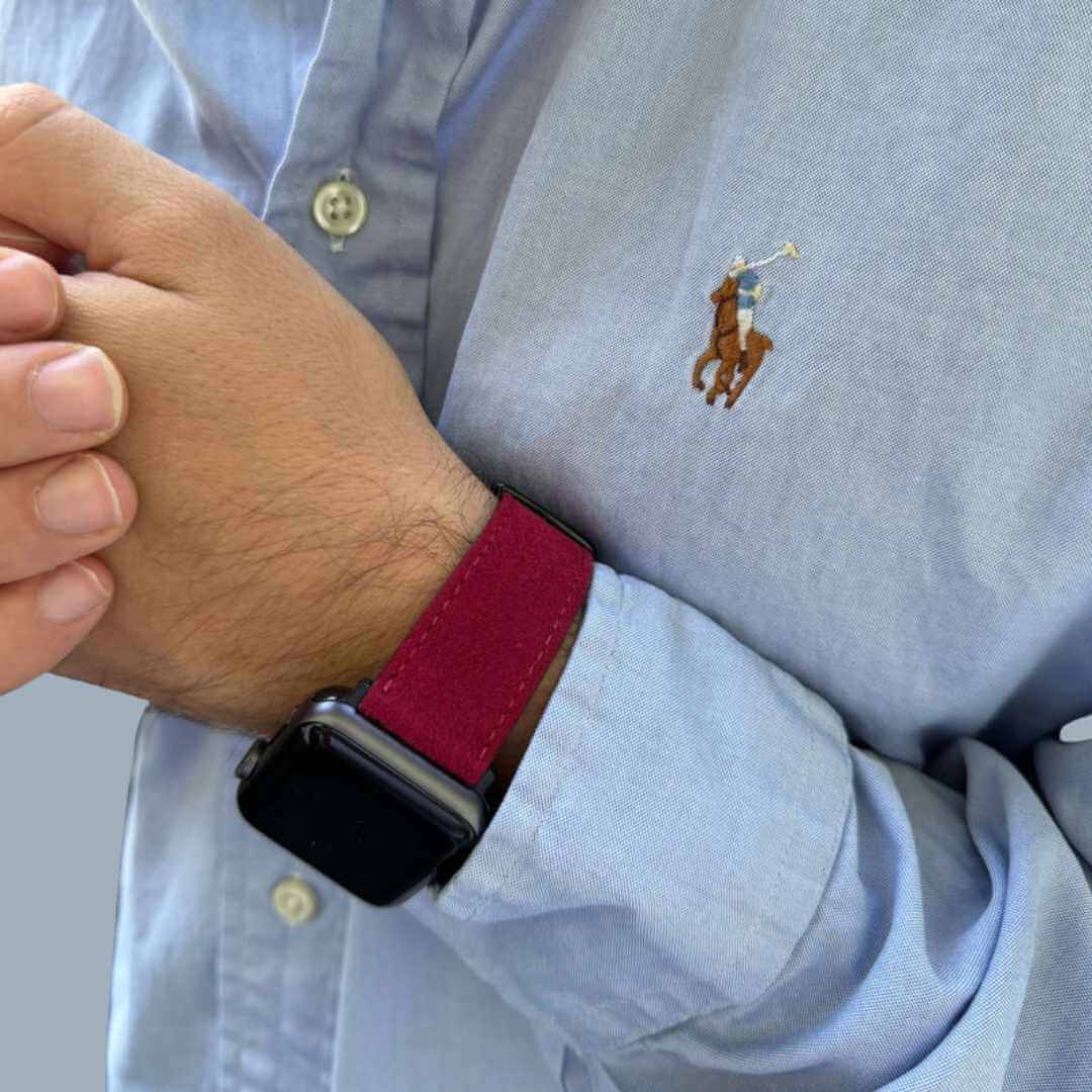Alcantara – Apple Watch Armband in Rot am Handgelenk, stilvoll getragen zu blauer Kleidung, ideal für elegante und modische Akzente.