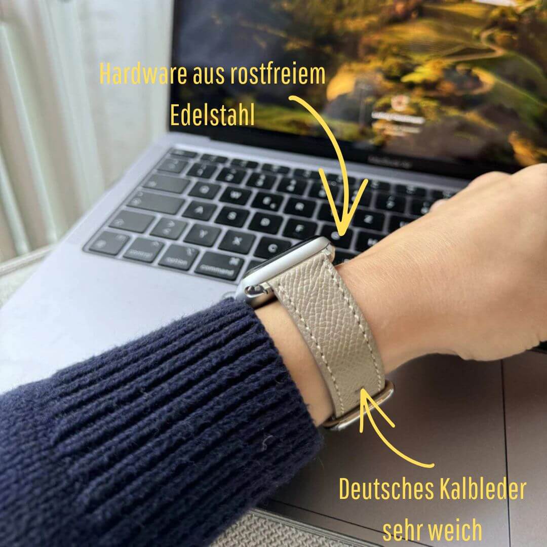 Luxuriöses Apple Watch Lederarmband Damen Cupertino Taupe in Taupe getragen mit Laptop im Hintergrund, aus deutschem Kalbleder.