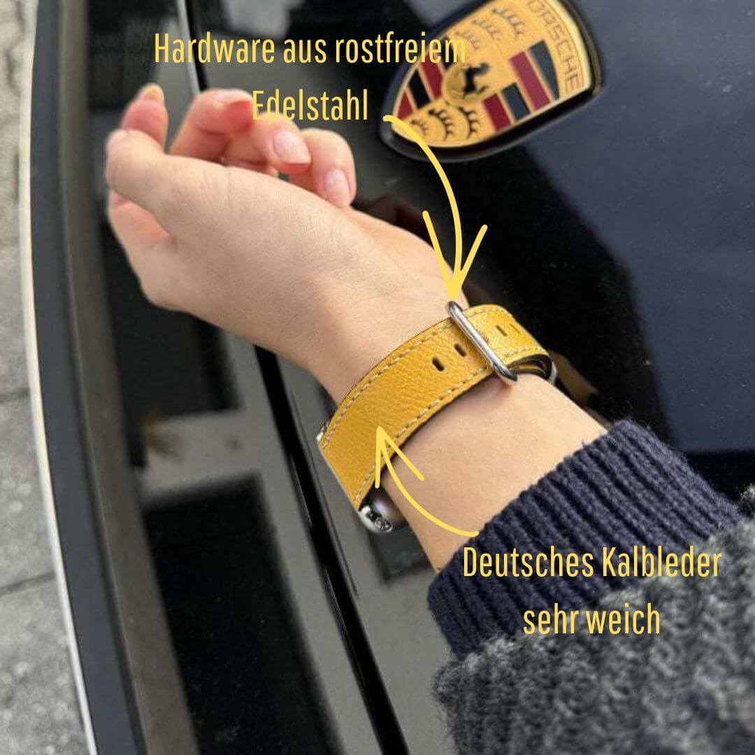 Luxuriöses Apple Watch Lederarmband Damen Cupertino Gelb mit rostfreier Hardware und weichem Kalbleder auf Autohintergrund.
