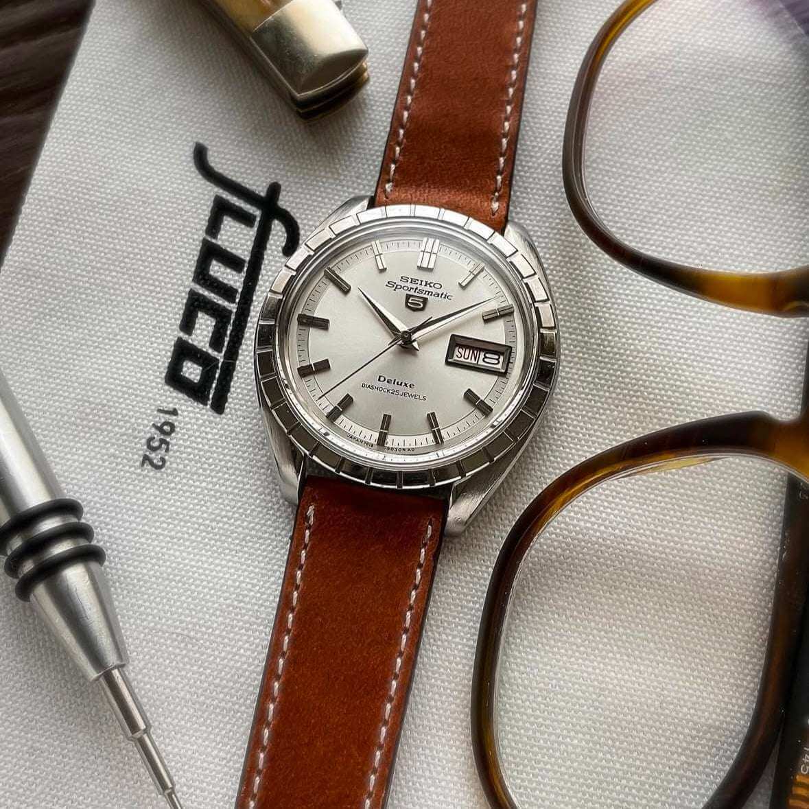 Hellbraunes Horween Dublin Leder Uhrenarmband an Seiko Sportsmatic – Detailaufnahme der Seiko Sportsmatic Uhr mit strapazierfähigem, hellbraunem Horween Dublin Lederarmband, das der Uhr eine elegante und sportliche Ausstrahlung verleiht