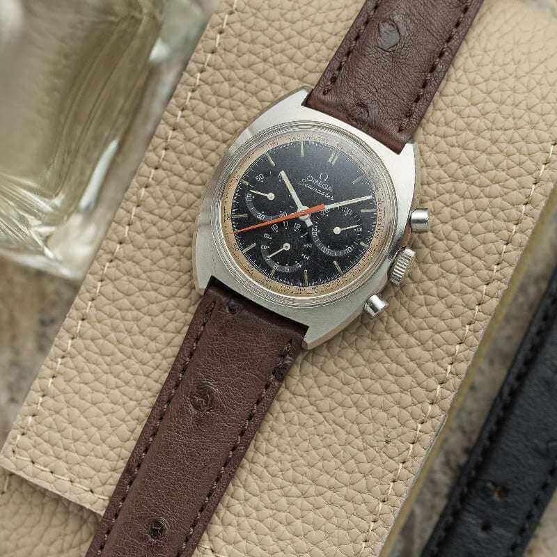 Dunkelbraunes Strauss Uhrenarmband an Omega Uhr – Detailaufnahme der Uhr mit edlem, strapazierfähigem dunkelbraunem Strausslederarmband, perfekt für anspruchsvolle Zeitmesser wie die Omega