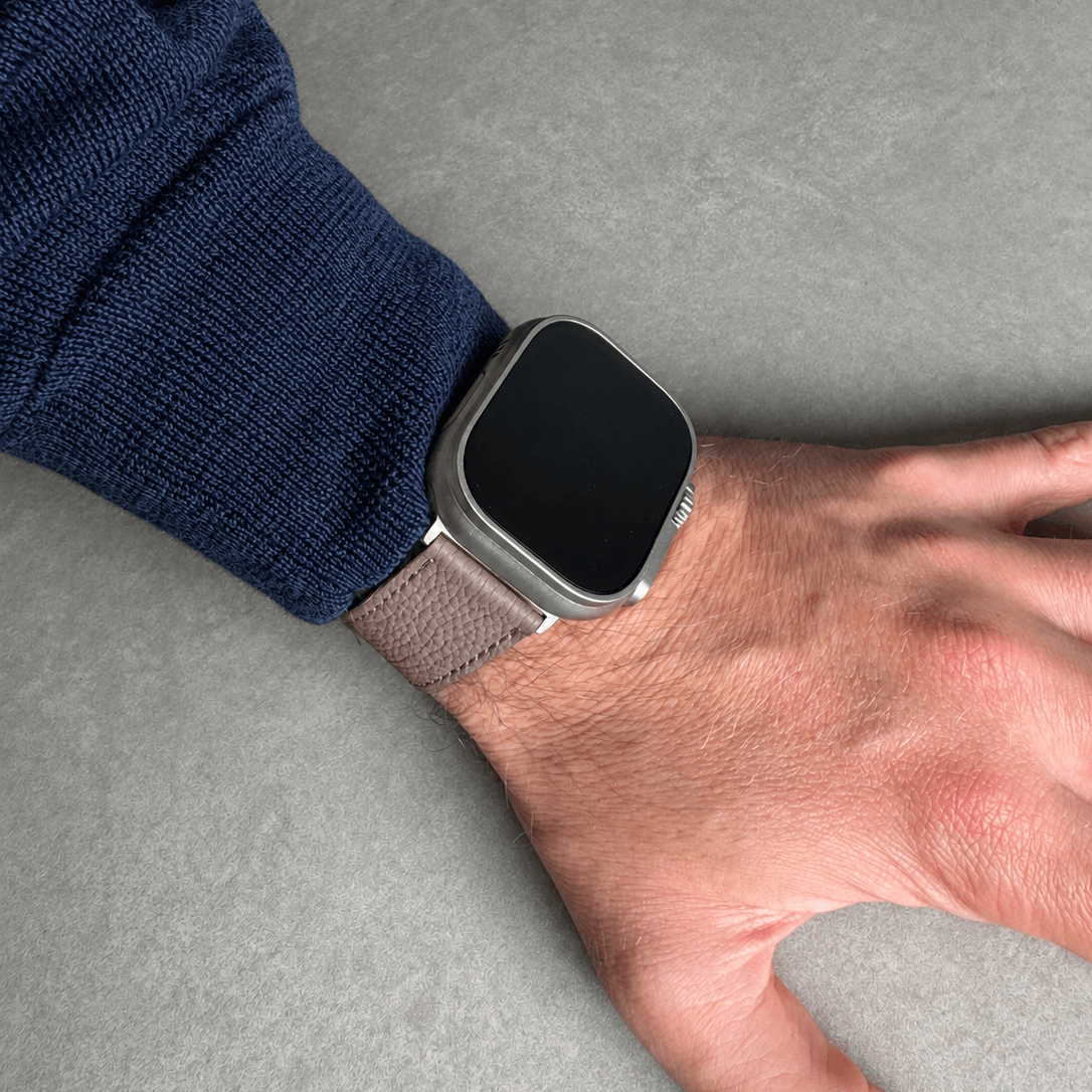 Taupes Lederarmband für Apple Watch aus Togoleder, luxus Togoleder am Handgelenk.