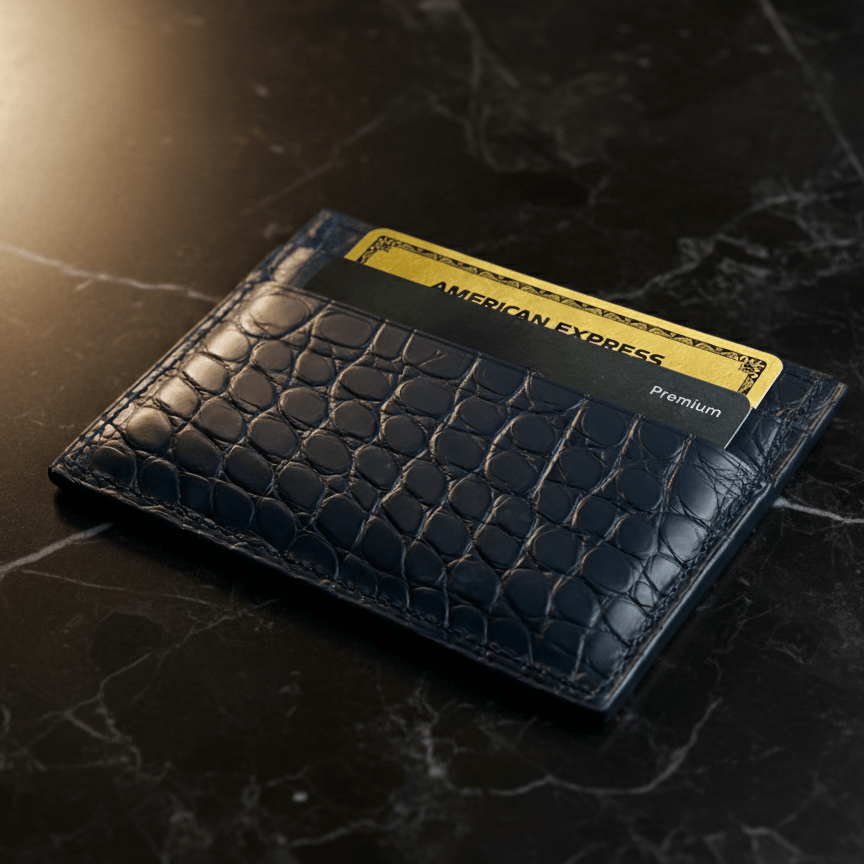 Louisiana Slim Kredit Karten Etui Blue aus Alligator- und Ziegenleder, luxuriöses Herren-Kreditkartenetui auf schwarzem Marmortisch.