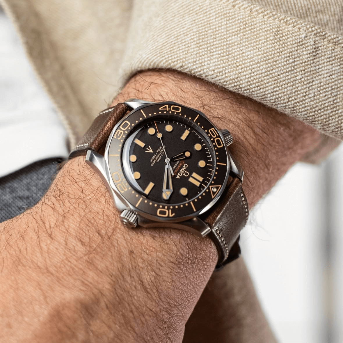 Uhrenarmband Leder Vintage Horween Dublin an stilvoller Uhr am Handgelenk