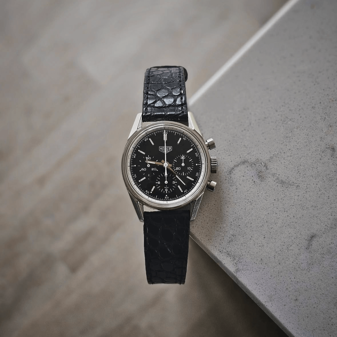 New Orleans Alligator Uhrenarmband on vintage watch, showcasing black iconic crocodile leather with elegance and sustainability for classic styles.