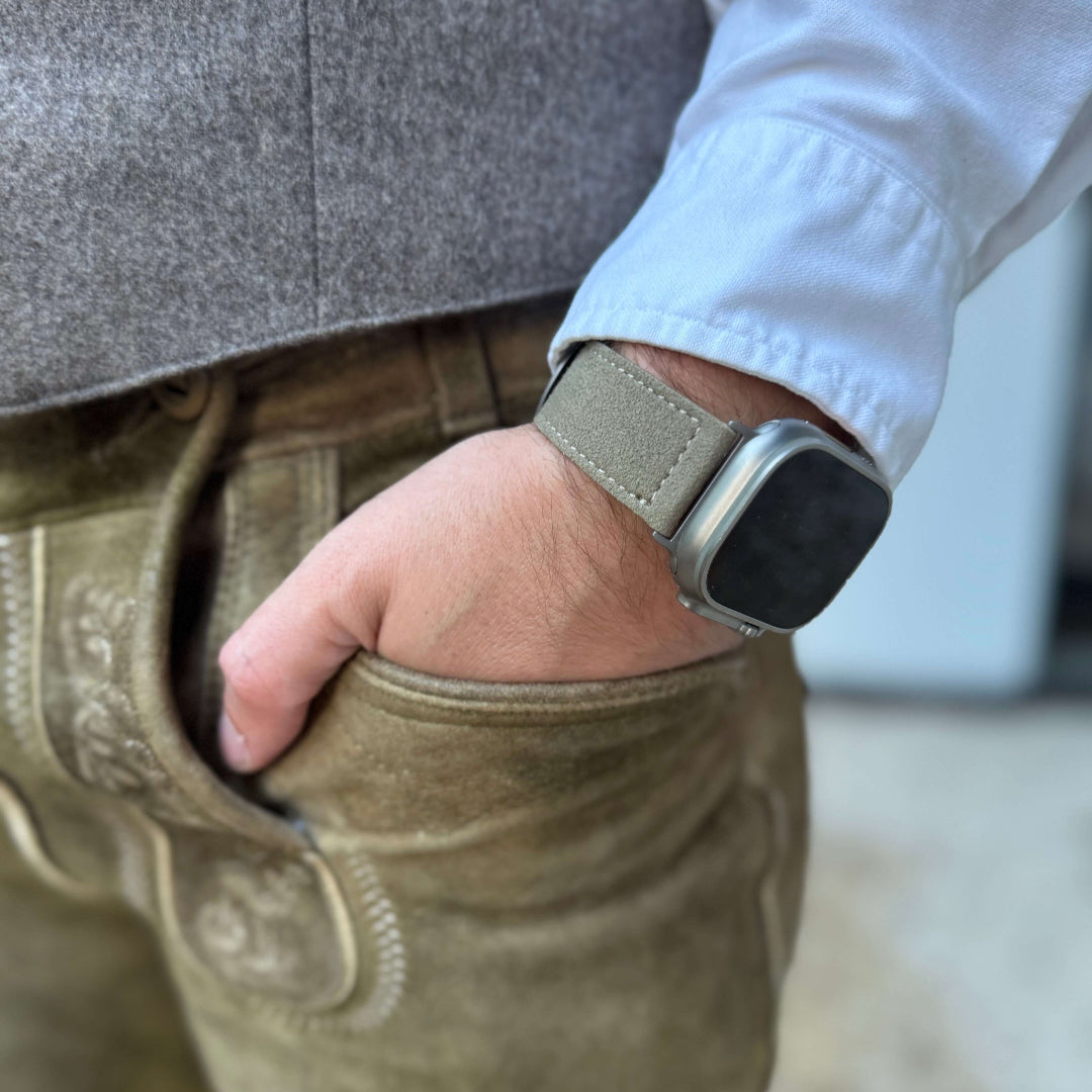 Beiges Apple Watch Ultra Lederhosen Armband – aus altsämisch gegerbtem Hirschleder passend zum Oktoberfest und traditioneller Tracht.