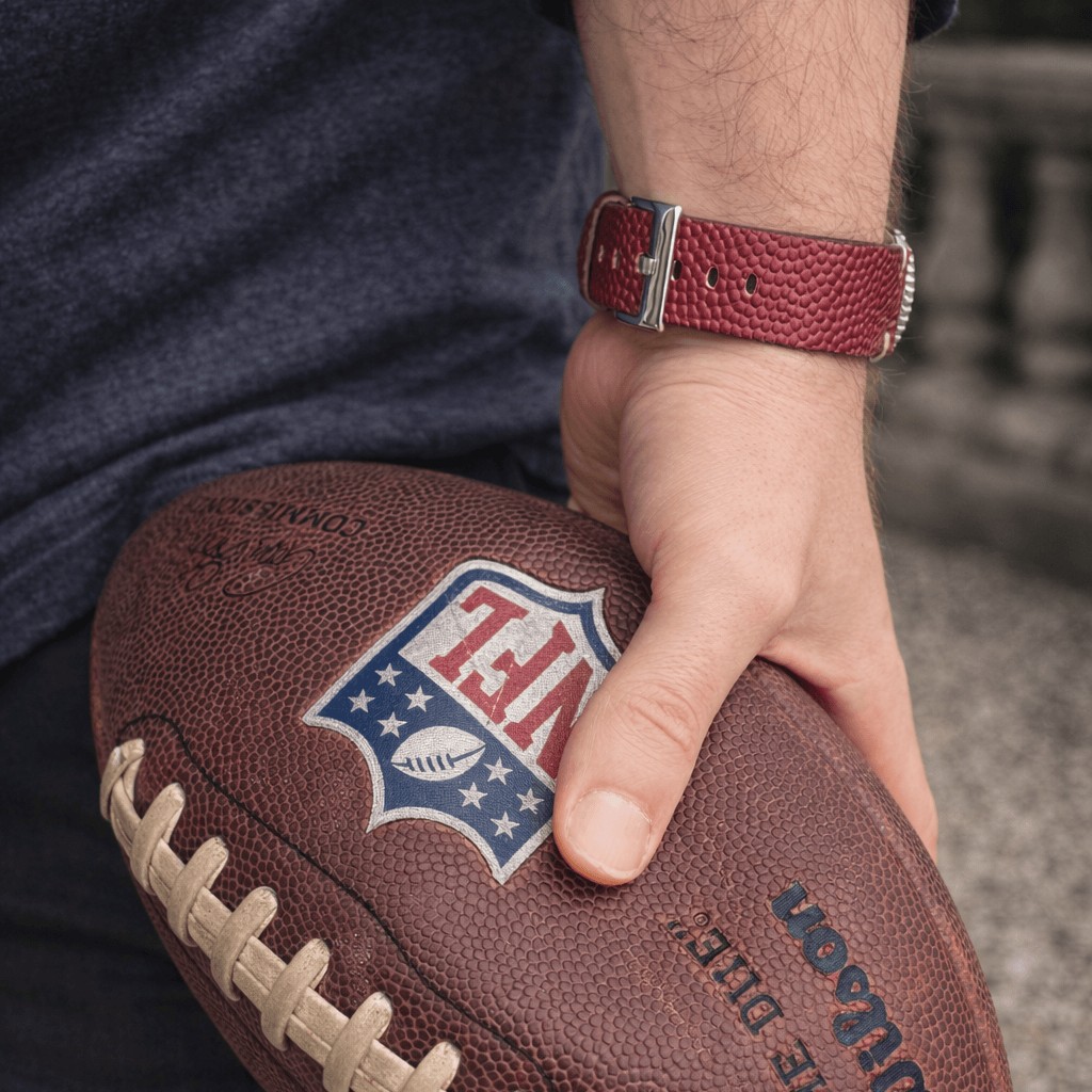Touchdown – Uhrenarmband handgefertigt aus original Horween Footballleder, am Handgelenk mit NFL-Football, passend für Breitling Navitimer.