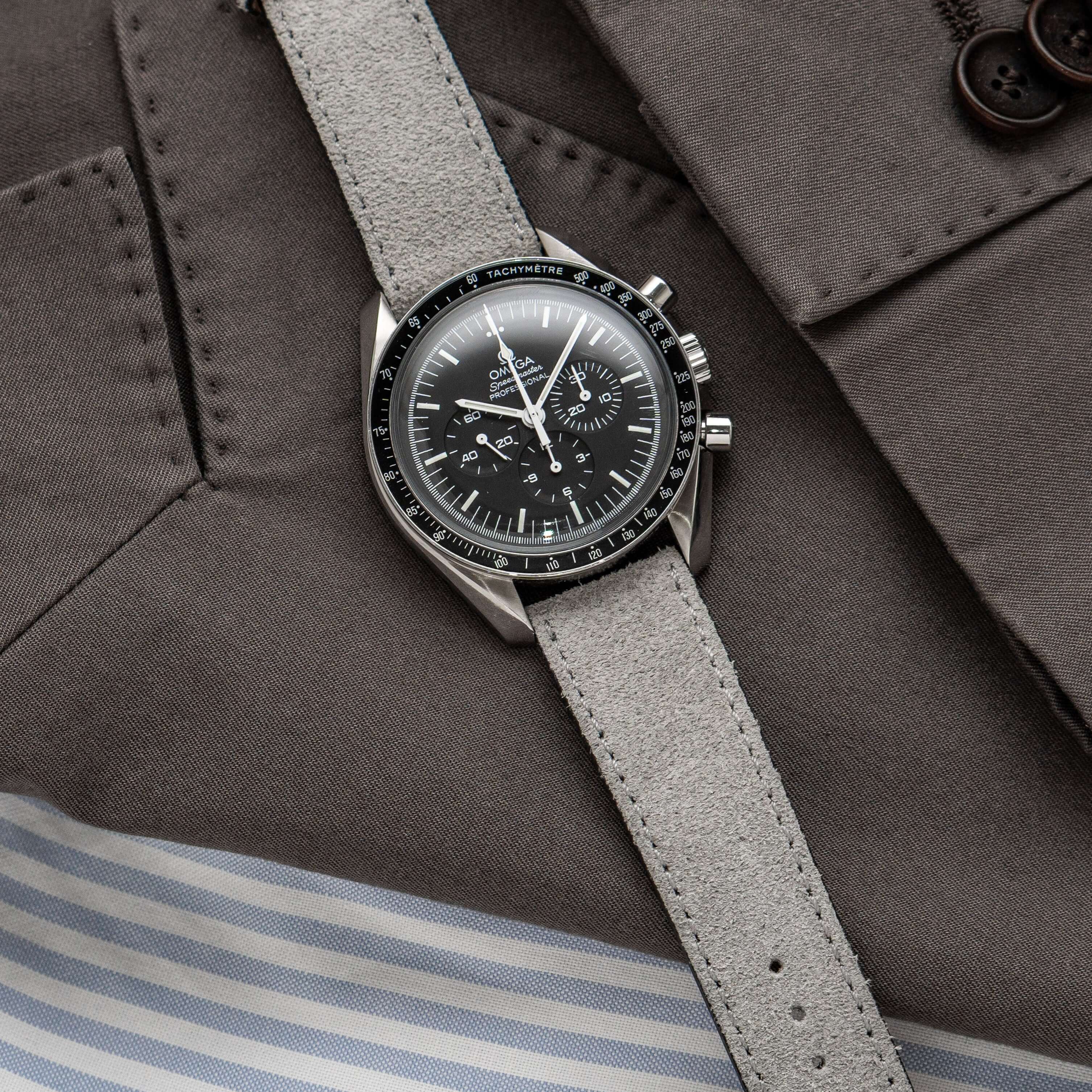 Nizza – Uhrenarmband aus feinem Wildleder an einer Uhr auf einer grauen Stoffoberfläche.