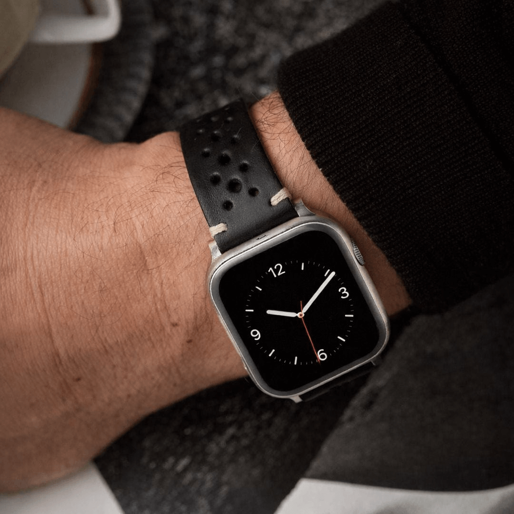 Rallye Lederband für Apple Watch – Schwarzes Armband aus vegetabil gegerbtem Rindleder, handgefertigt in Bayern, sportlich und elegant.