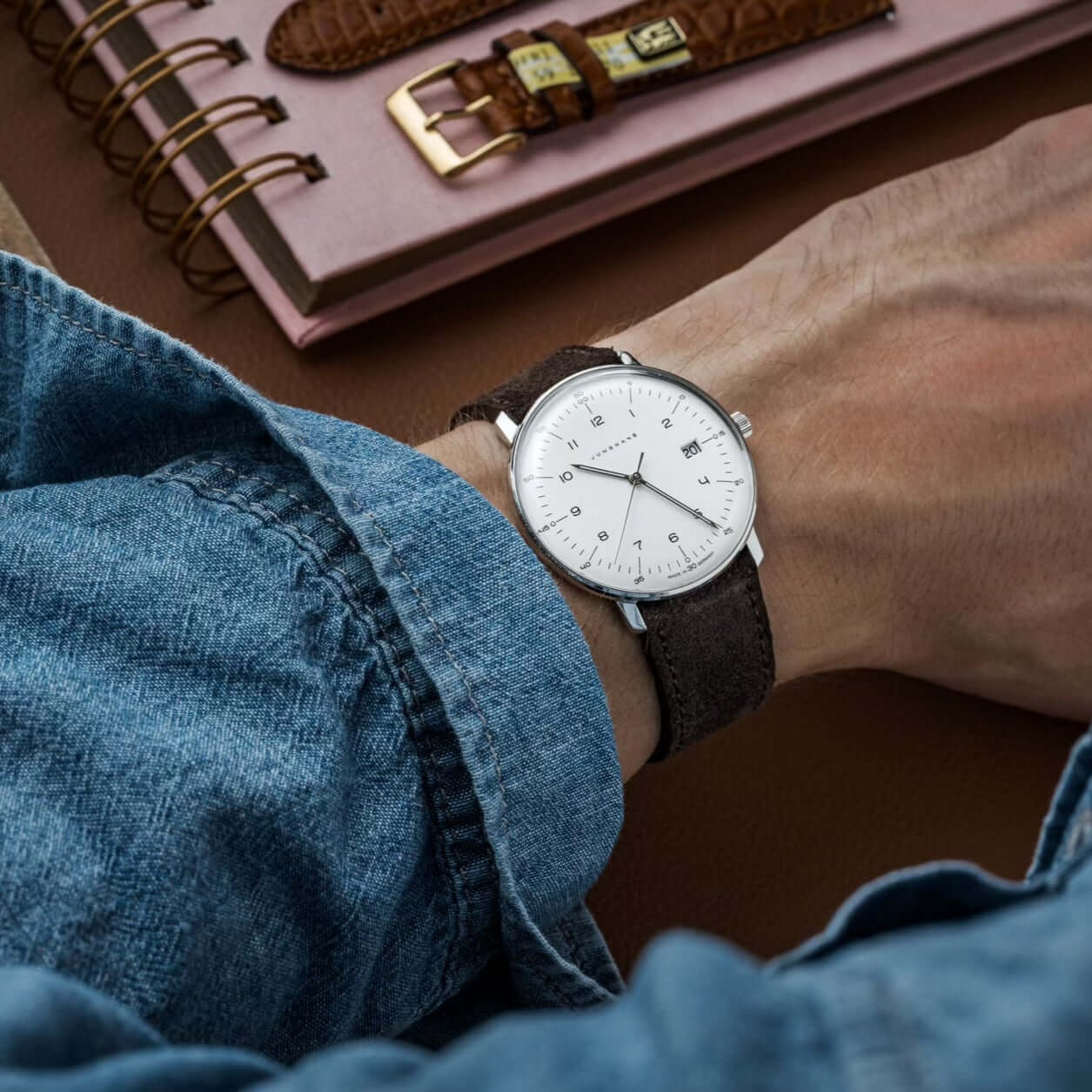 Nizza Uhrenarmband Wildleder – Hochwertiges Velourleder in braun getragen, klassisches Design aus deutscher Gerberei Perlinger