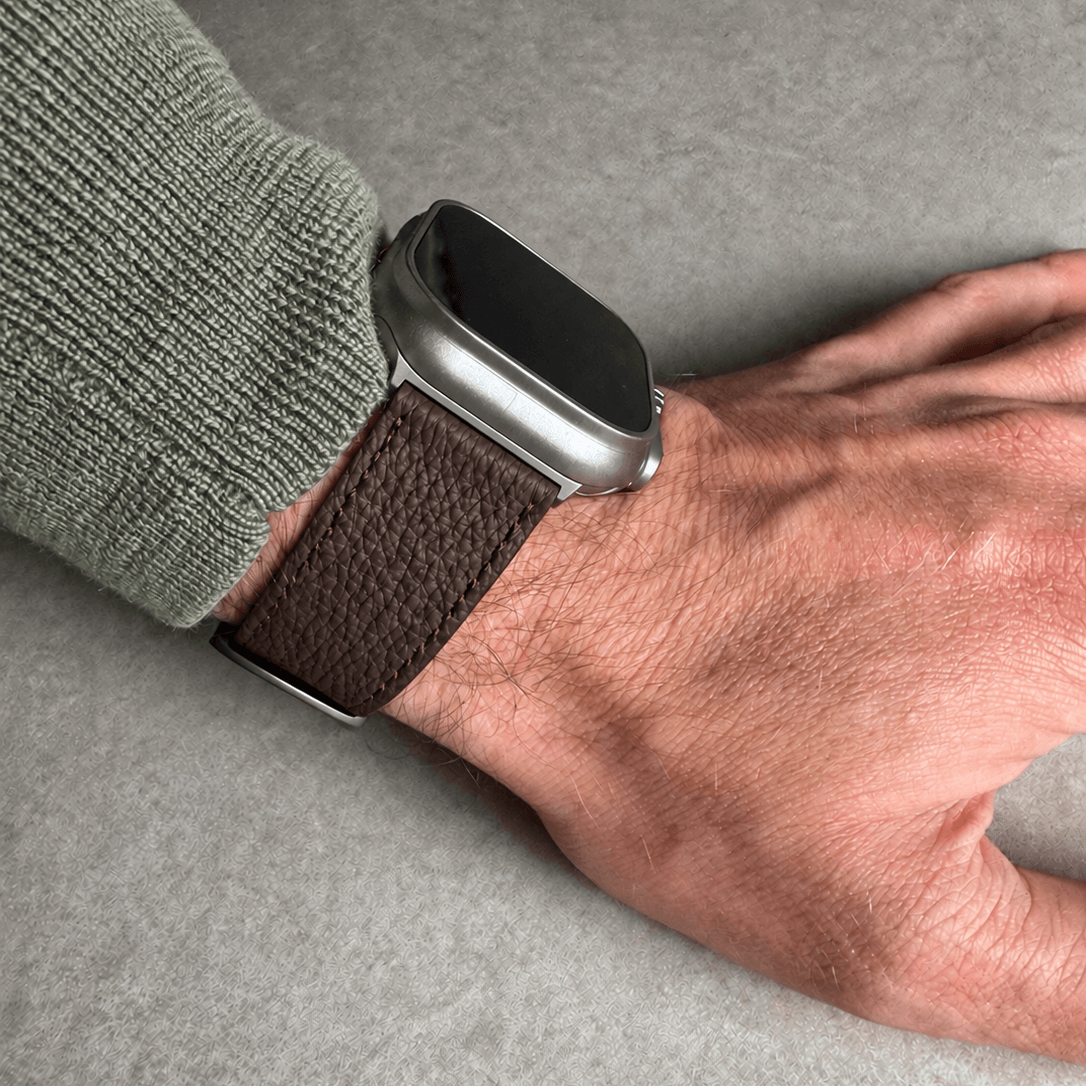 Dunkelbraunes Lederarmband für Apple Watch aus Togoleder, handgefertigt aus hochwertigem Togo Leder.