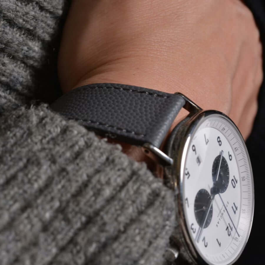 Elegantes Hochwertiges Uhrenarmband aus Kaviarleder in Beige, Details ansehen für luxuriösen Stil auf dem Handgelenk