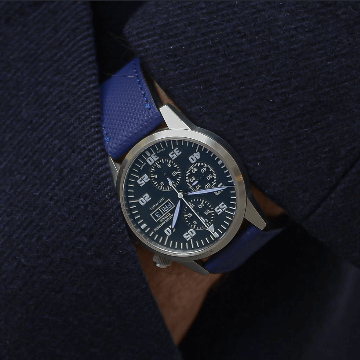 Eleganter Chronograph mit blauem wasserfestem Uhrenarmband Nautilus am Handgelenk