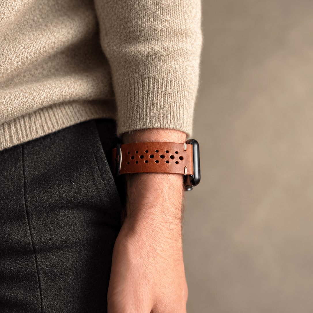 Rallye Lederband für Apple Watch – Hellbraun am Handgelenk eines Mannes, aus hochwertigem Rindleder.