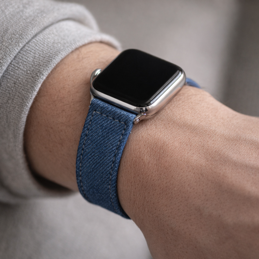 Hellblaues Apple Watch Armband Denim – Handgefertigt in Deutschland am Handgelenk getragen.
