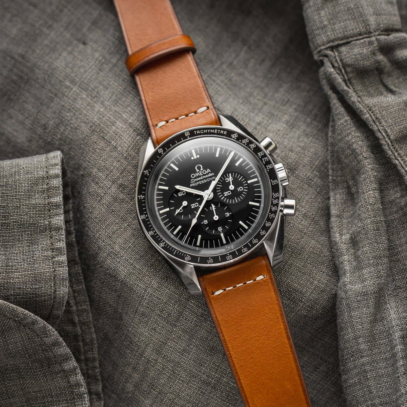 Paris – Uhrenarmband aus Barenia-Leder von Haas an einer Uhr auf einem Stoffhintergrund