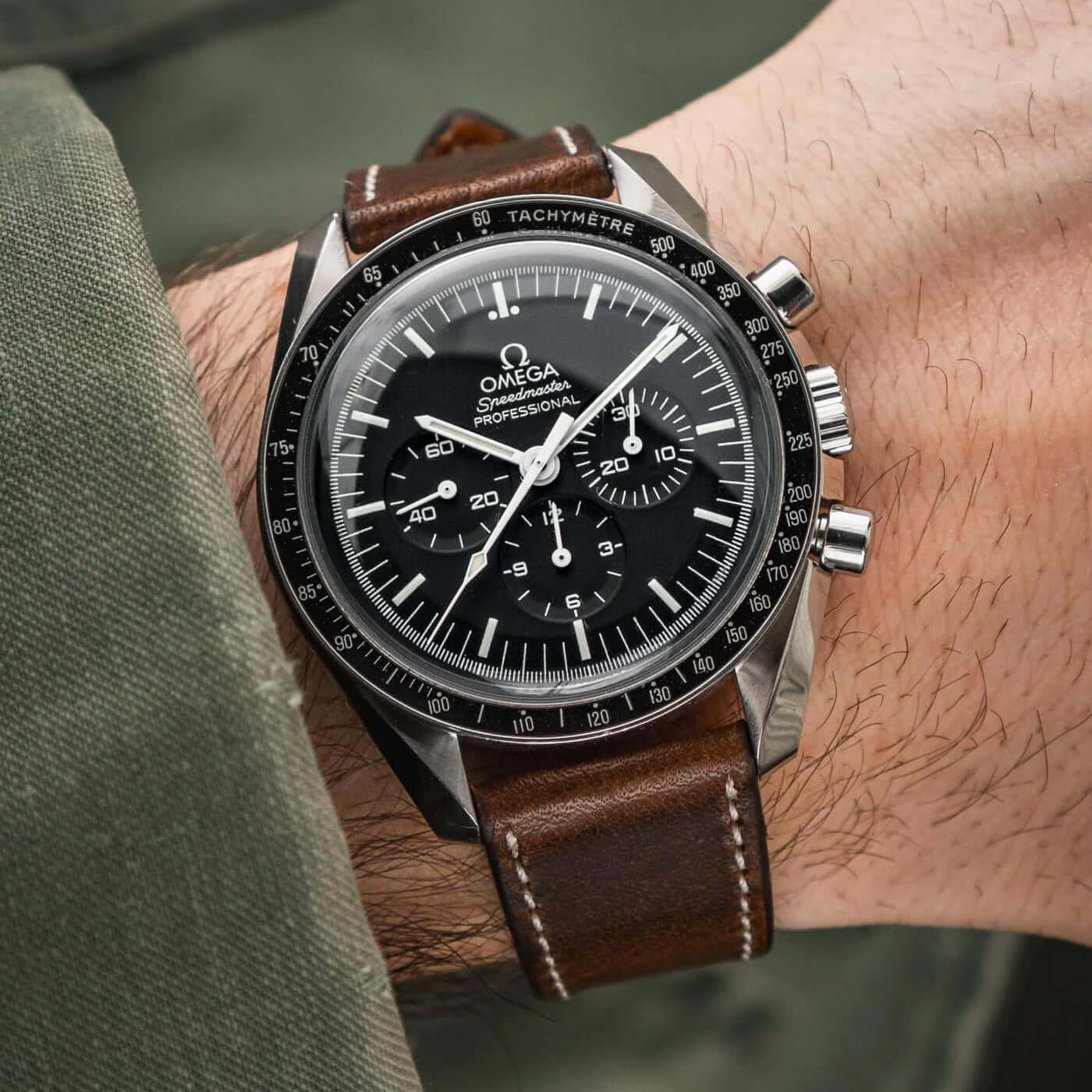 Dublin – Uhrenarmband aus Horween Dublin Leder an einer Armbanduhr auf einem Handgelenk, hochwertige Handwerkskunst aus Chicago