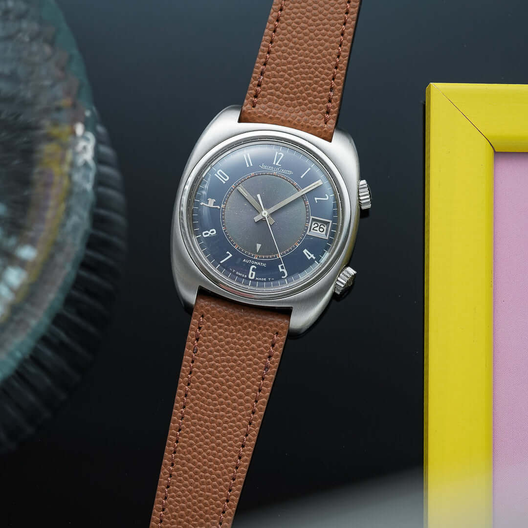 Exklusives Kaviarleder-Uhrenarmband in Kaviar Beige mit einzigartiger Struktur, ergänzt eine silberne Armbanduhr stilvoll.