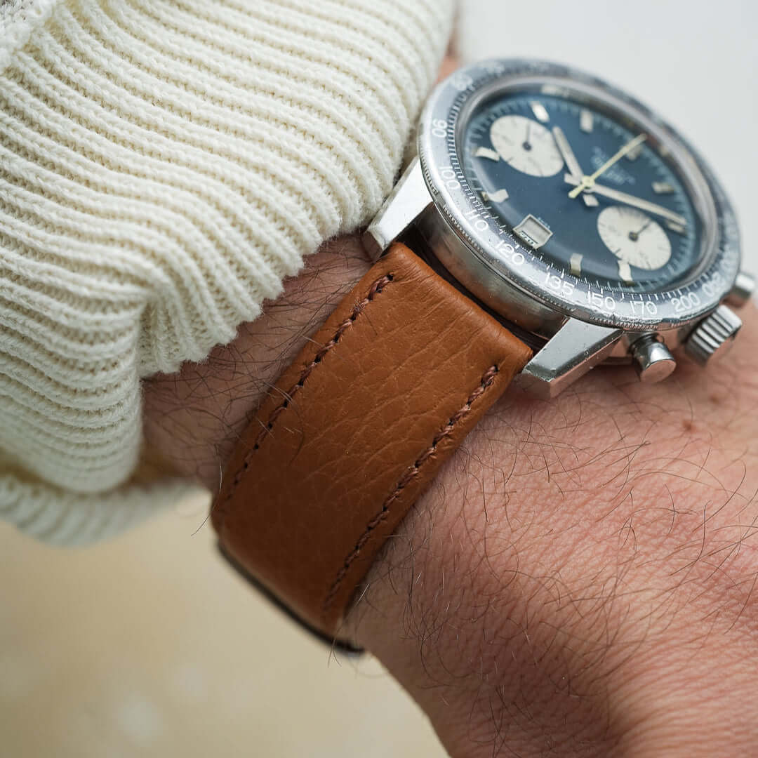 Echt Hirschleder Uhrenarmband in Braun an einer Herrenuhr für stilvolle Eleganz und Komfort, ideal für jeden Anlass.