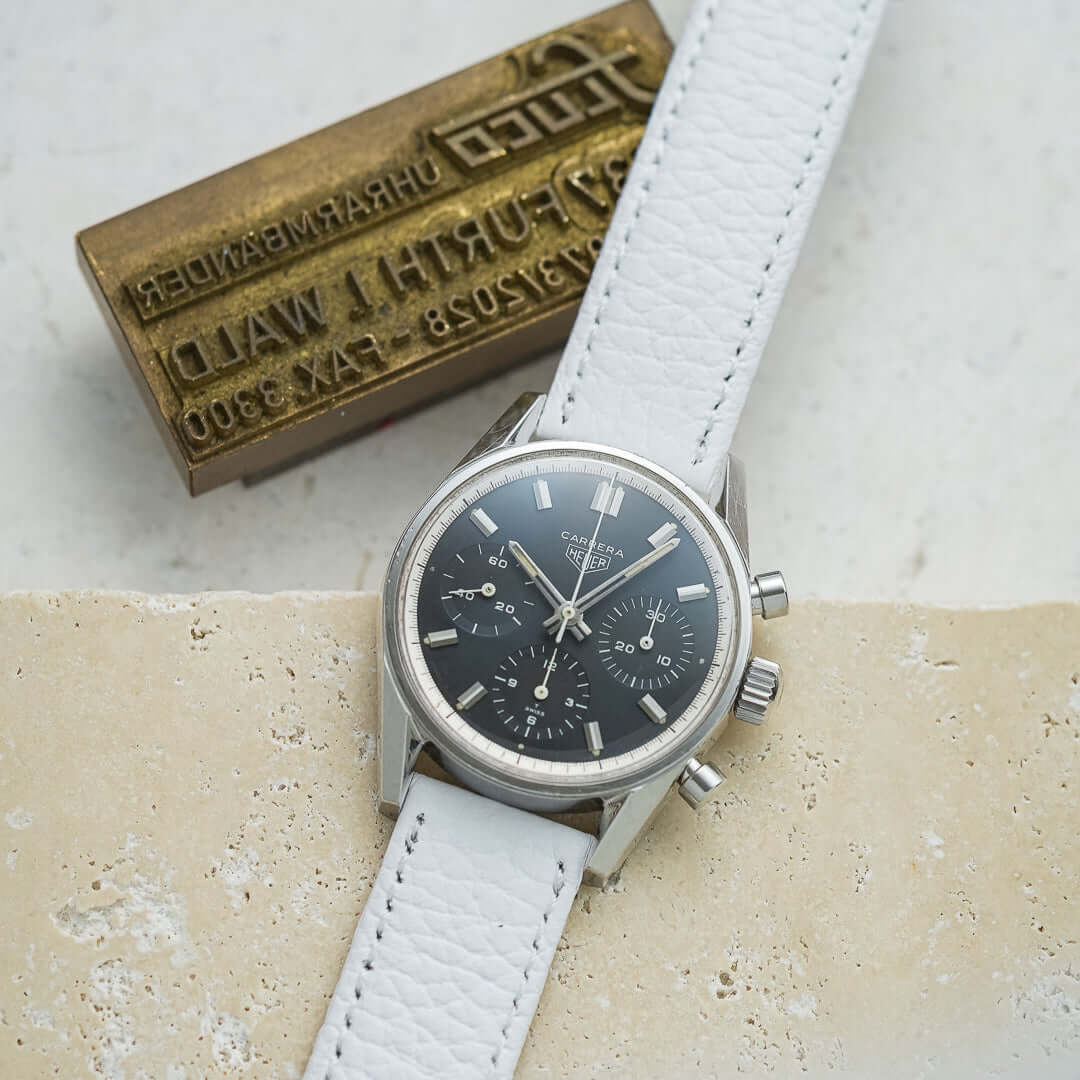 Luxus Uhr mit Echt Hirschleder Uhrenarmband in Weiß, italienisches Hirschleder, elegante Uhr auf hellem Hintergrund. Details ansehen.