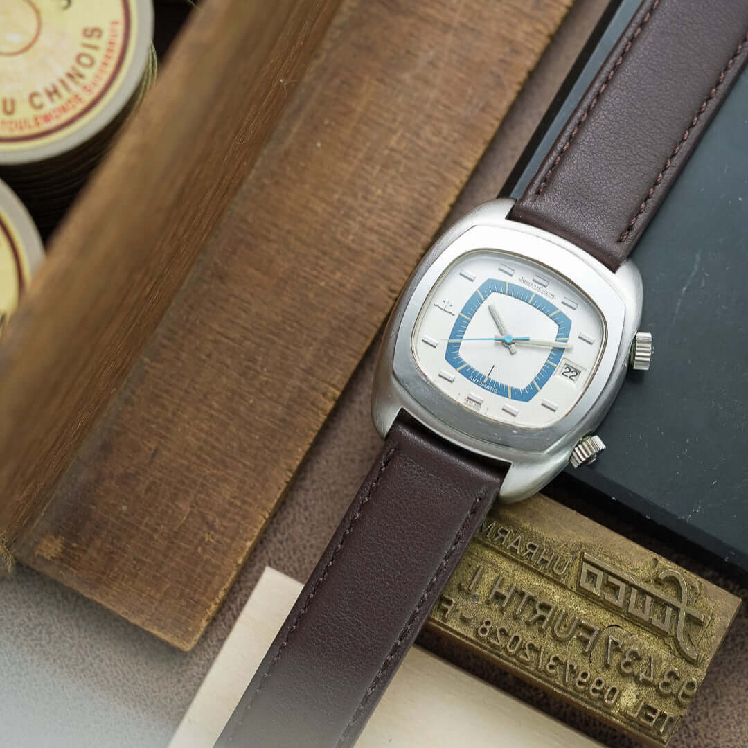 Vintage watch with brown Toledo Leder Uhrenarmband extra Lang, showcasing classic elegance and style.