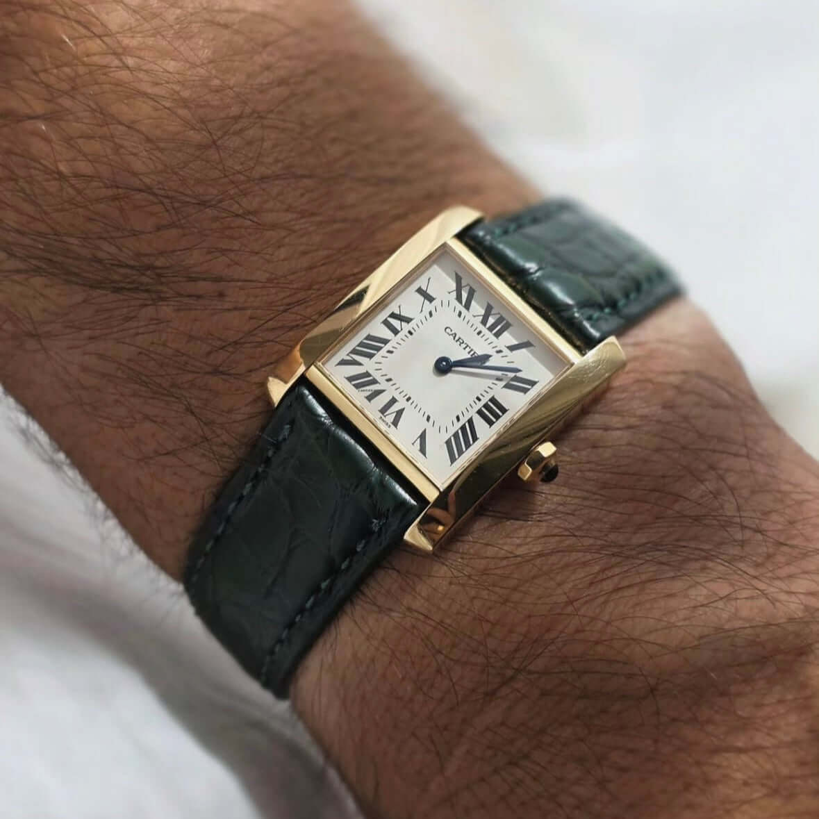 Luxuriöses Uhrenarmband Krokodilleder matt in Schwarz an einem eleganten Zeitmesser, unterstreicht Exklusivität und Stil.