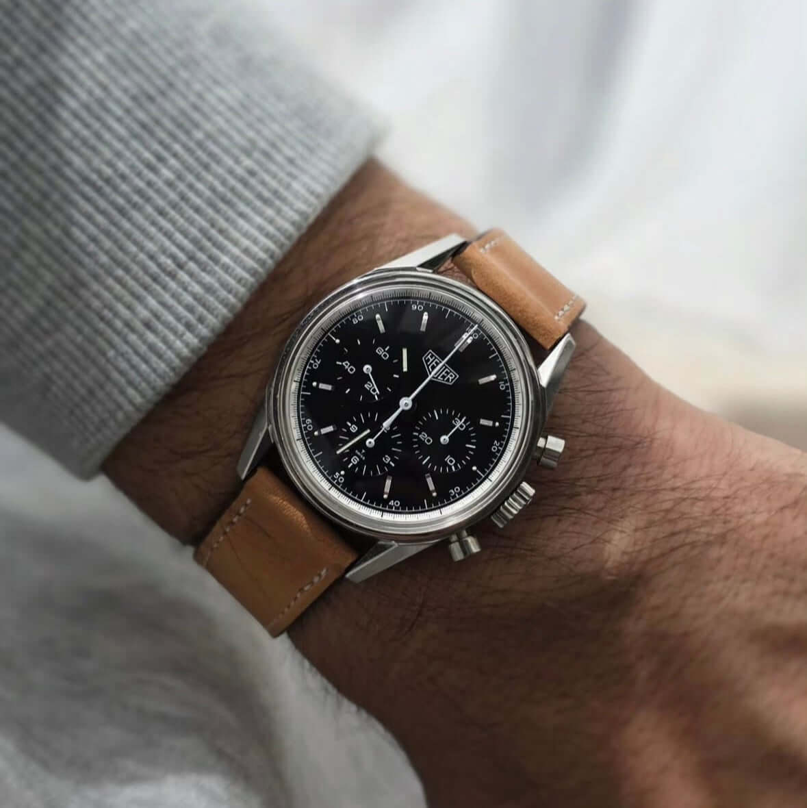 Uhrenarmband Leder Vintage Horween Dublin am Handgelenk mit eleganter Herrenuhr, klassischer Stil und hochwertige Handwerkskunst.