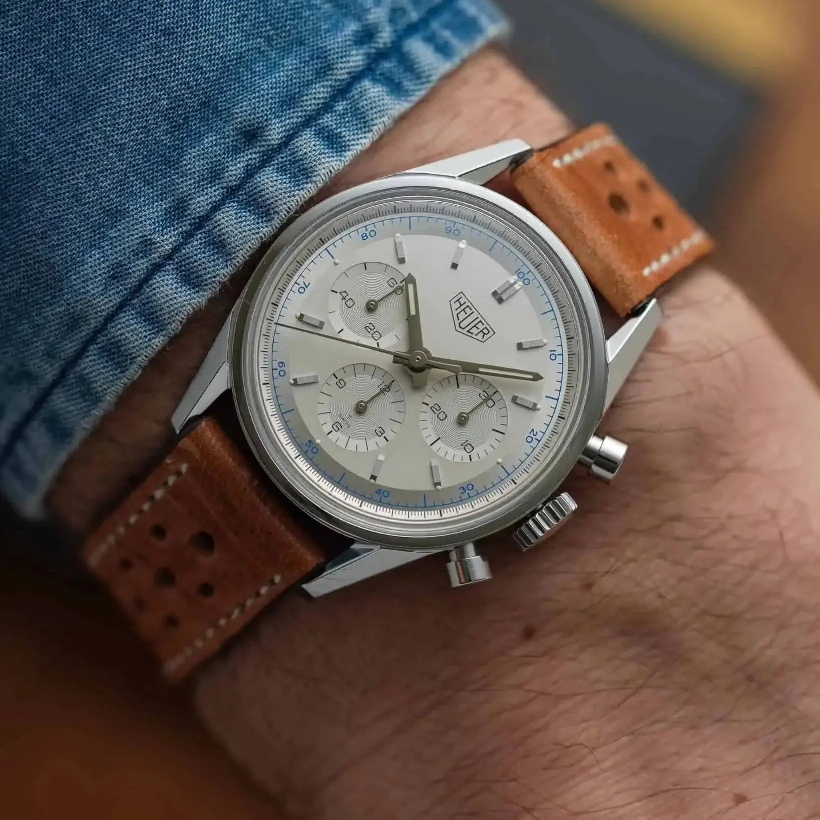 Rallye Uhrenarmband Aus Dublin Leder an klassischer Motorsportuhr am Handgelenk für zeitlosen Stil und Haltbarkeit.