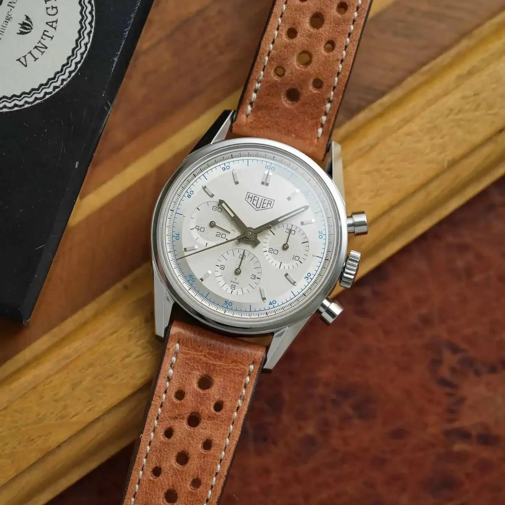 Vintage Uhr mit Rallye Uhrenarmband aus Dublin Leder auf Holztisch