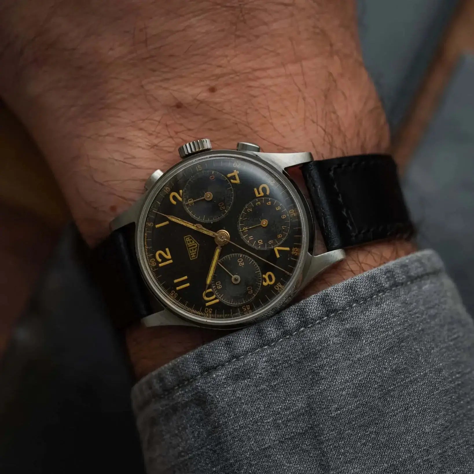 Elegante Armbanduhr mit schwarzem Horween Chrom Excel Leder Uhrenarmband auf Handgelenk.