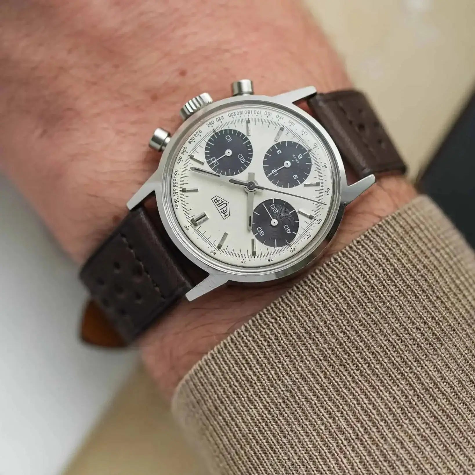 Paris Racing Lederband Für Uhren in sportlichem Design, braune Lederoptik, ideal für elegante und langlebige Uhrenarmbänder.