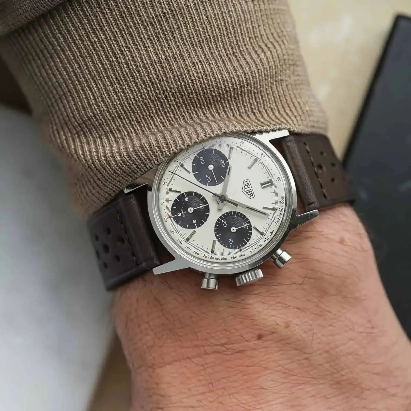 Paris Racing Lederband Für Uhren in sportlichem Design an einem eleganten Chronographen, braun, hochwertiges Barenia-Leder.