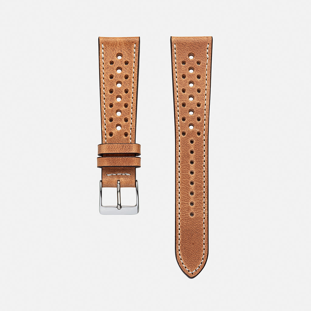 Hellbraunes Horween Racing Dublin Uhrenarmband aus Leder mit weißen Ziernähten und perforiertem Design, freigestellt auf weißem Hintergrund.